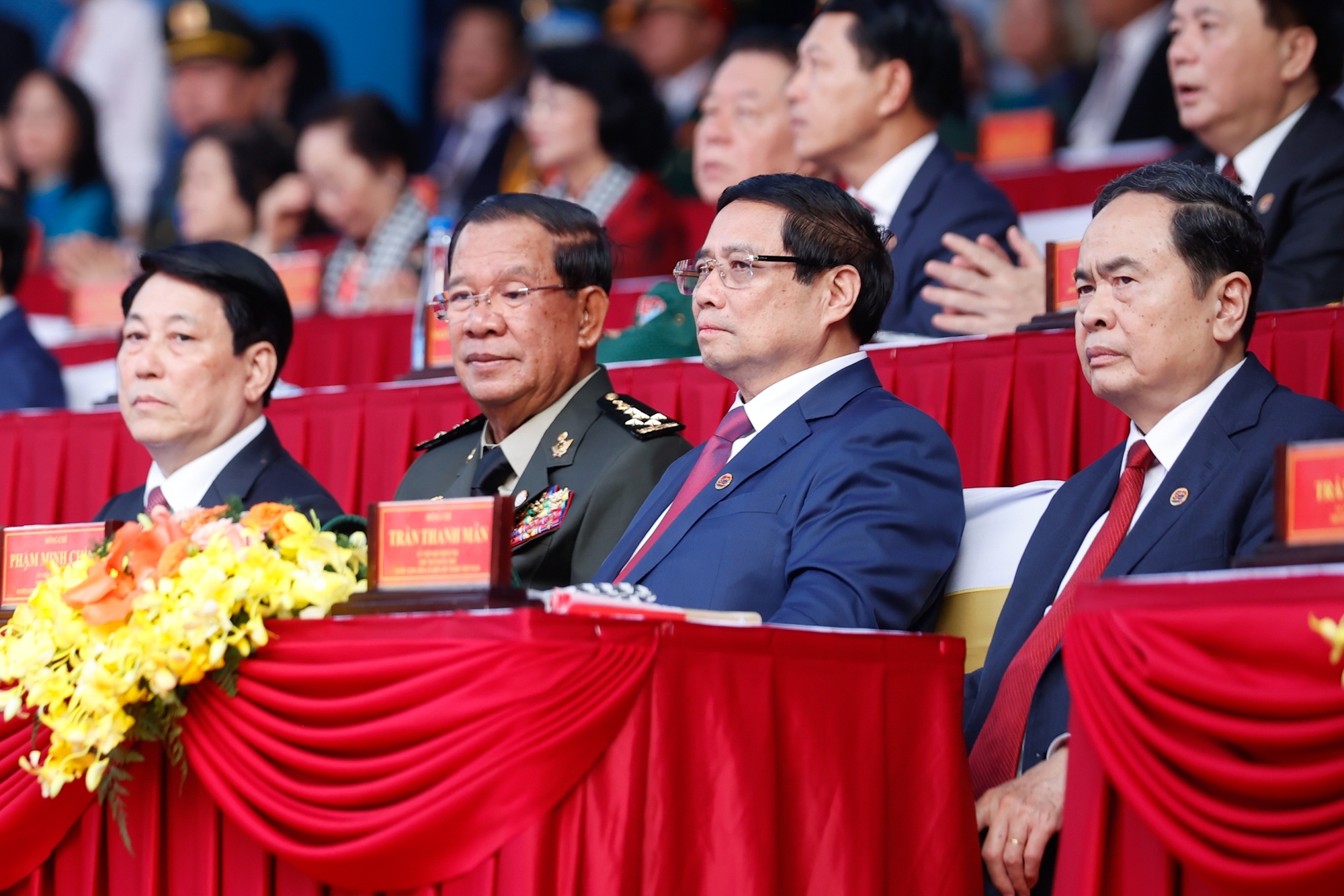 Chủ tịch nước Lương Cường, ngài Samdech Techo Hun Sen, Chủ tịch Đảng Nhân dân Campuchia, Chủ tịch Thượng viện Vương quốc Campuchia, Thủ tướng Phạm Minh Chính, Chủ tịch Quốc hội Trần Thanh Mẫn tại Lễ kỷ niệm - Ảnh: VGP/Nhật Bắc
