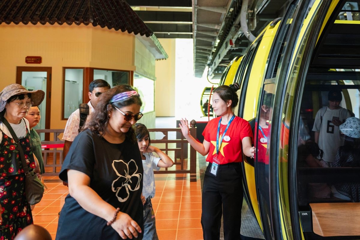 Du khách hào hứng trải nghiệm tuyến cáp treo mới