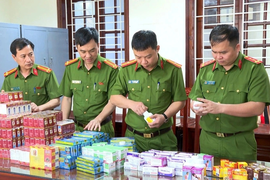 Thủ tướng yêu cầu các bộ ngành, địa phương tăng cường phối hợp, xử lý nghiêm hoạt động sản xuất, buôn bán thuốc chữa bệnh giả, sữa giả và thực phẩm bảo vệ sức khỏe giả