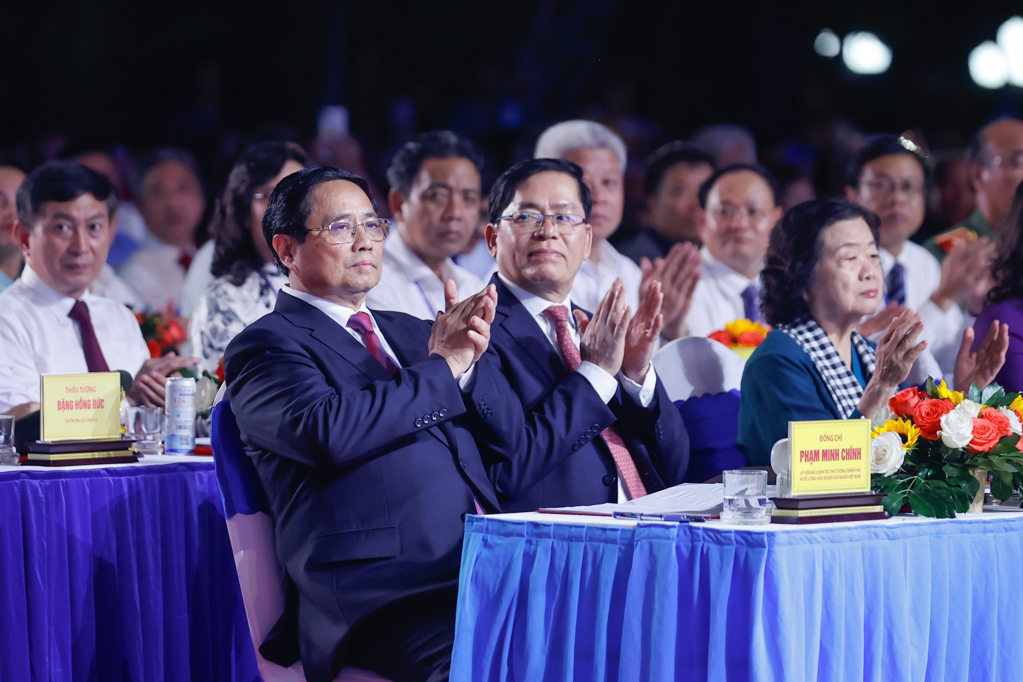 Thủ tướng Phạm Minh Chính và các đại biểu dự Chương trình chính luận nghệ thuật đặc biệt “Côn Đảo - Hùng ca ý chí Việt Nam” - Ảnh: VGP/Nhật Bắc