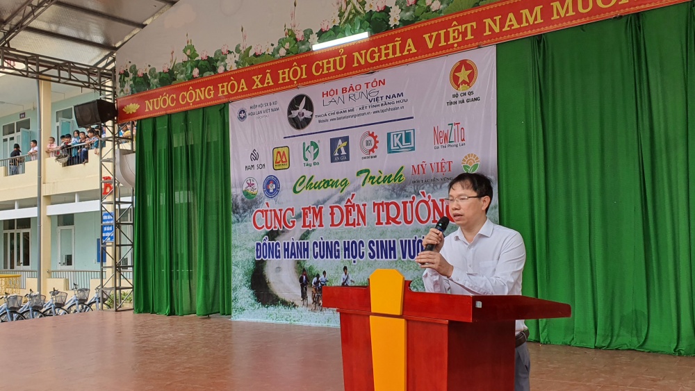 Trao tặng 60 xe đạp cho học sinh vượt khó tại huyện Vị Xuyên