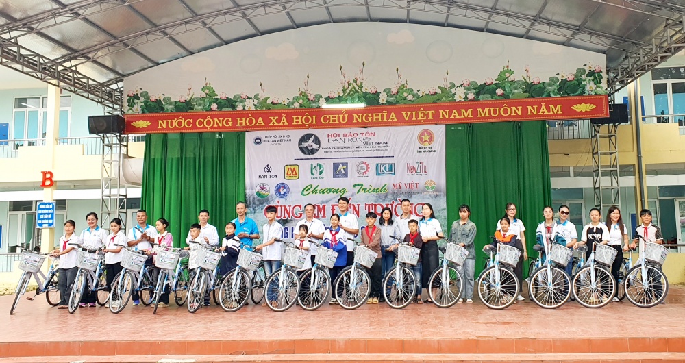 Trao tặng 60 xe đạp cho học sinh vượt khó tại huyện Vị Xuyên