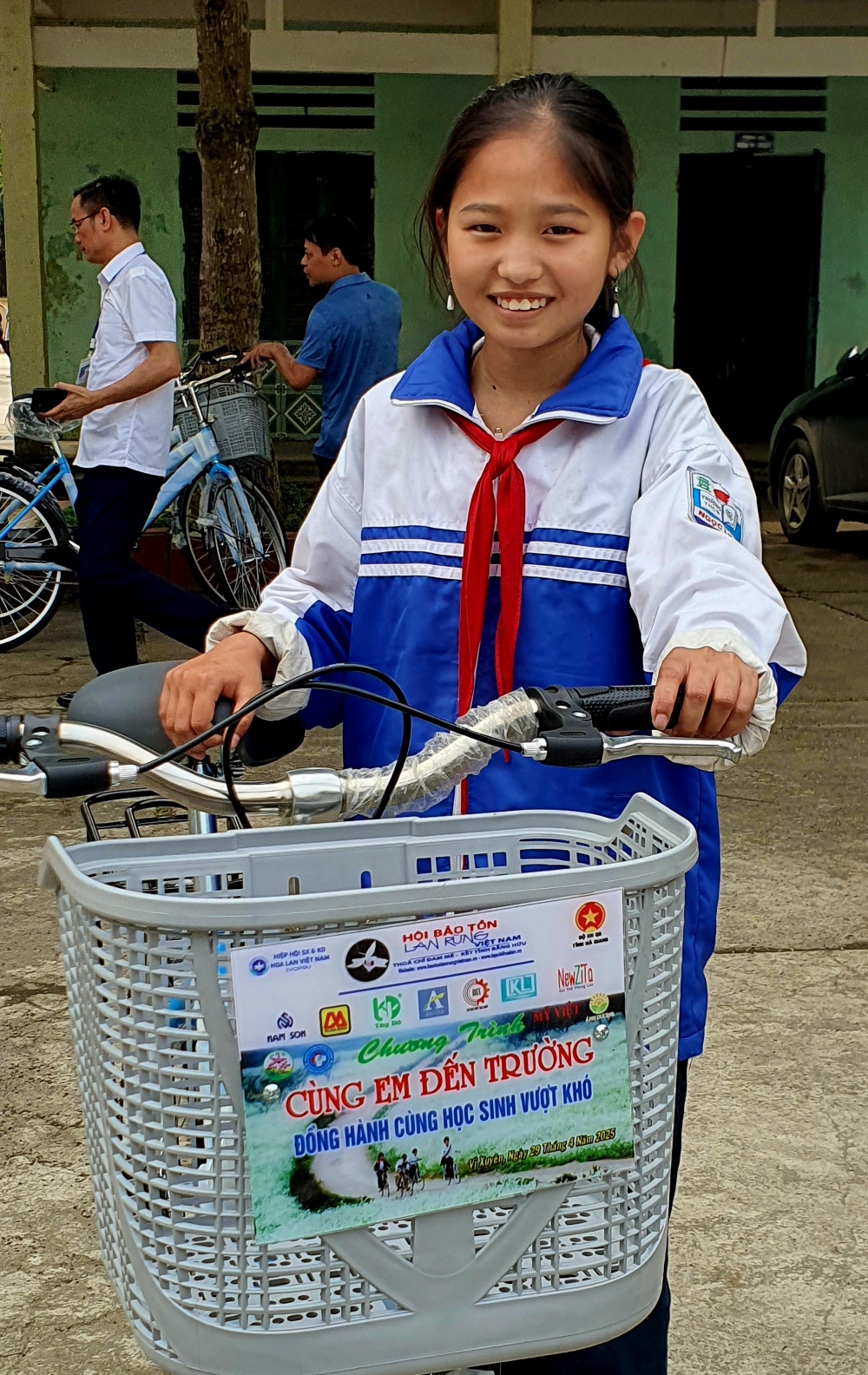 Trao tặng 60 xe đạp cho học sinh vượt khó tại huyện Vị Xuyên