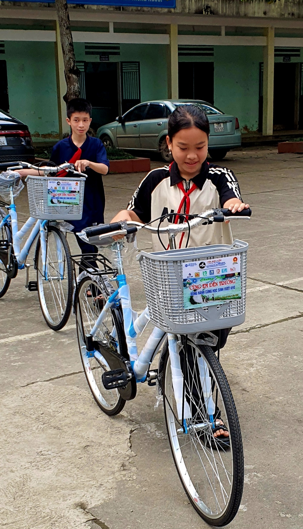 Trao tặng 60 xe đạp cho học sinh vượt khó tại huyện Vị Xuyên