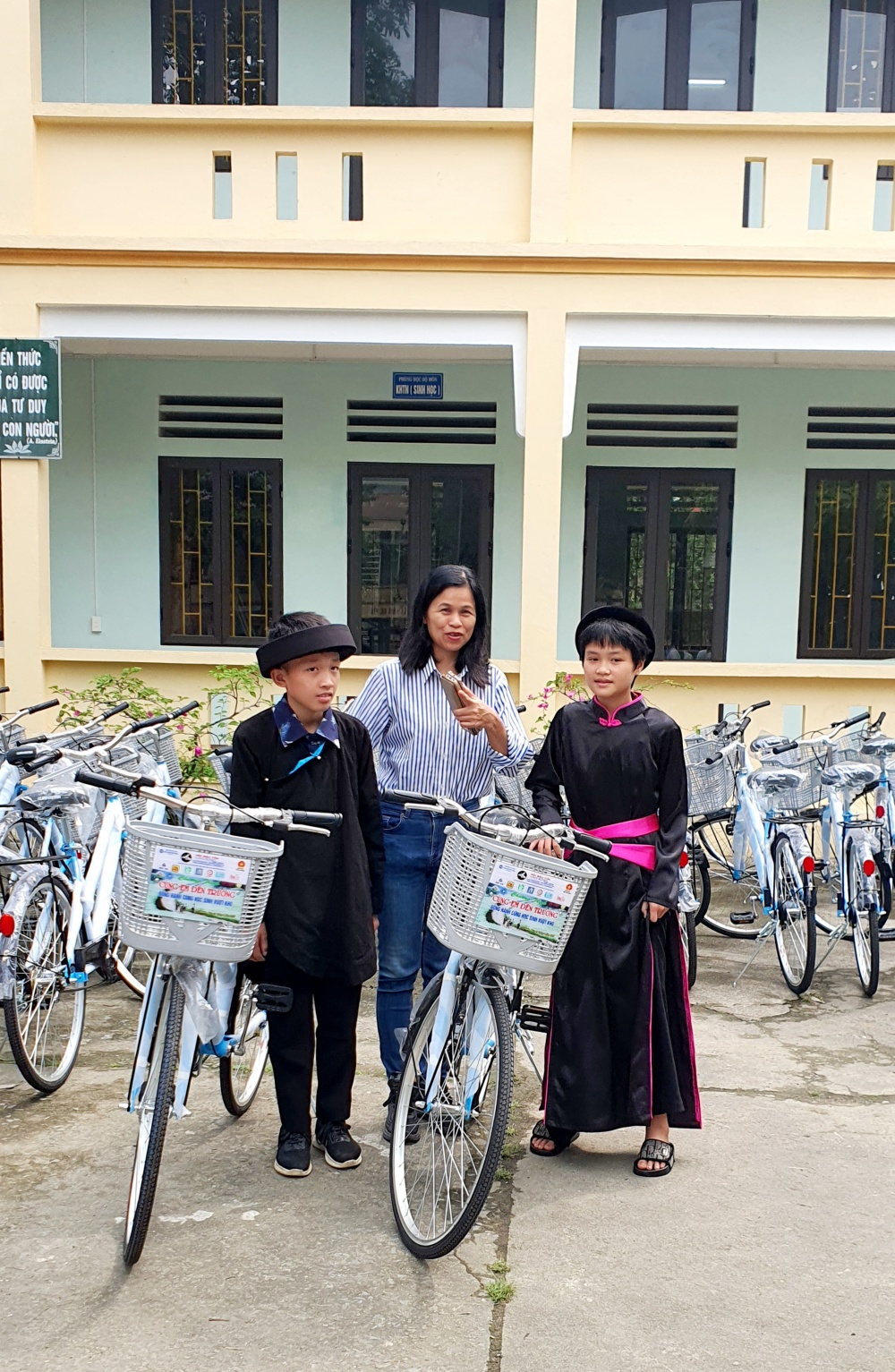 Trao tặng 60 xe đạp cho học sinh vượt khó tại huyện Vị Xuyên