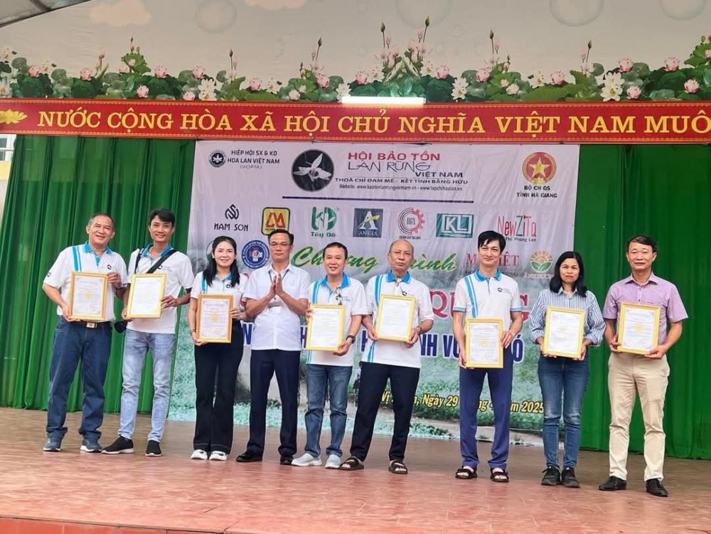 Trao tặng 60 xe đạp cho học sinh vượt khó tại huyện Vị Xuyên