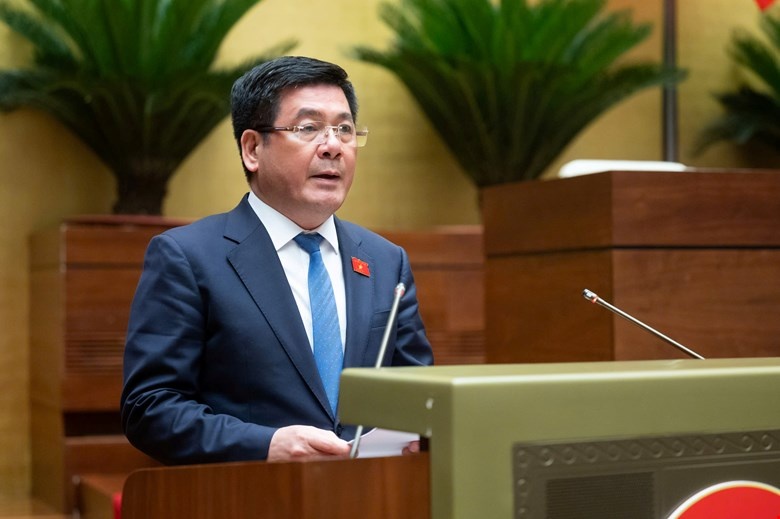 Bộ trưởng Nguyễn Hồng Diên trình bày trươc Quốc hội