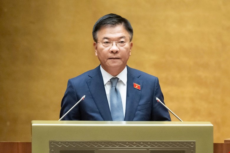 Phó Thủ tướng Chính phủ Lê Thành Long trình bày báo cáo Phó Thủ tướng Chính phủ Lê Thành Long trình bày báo cáo