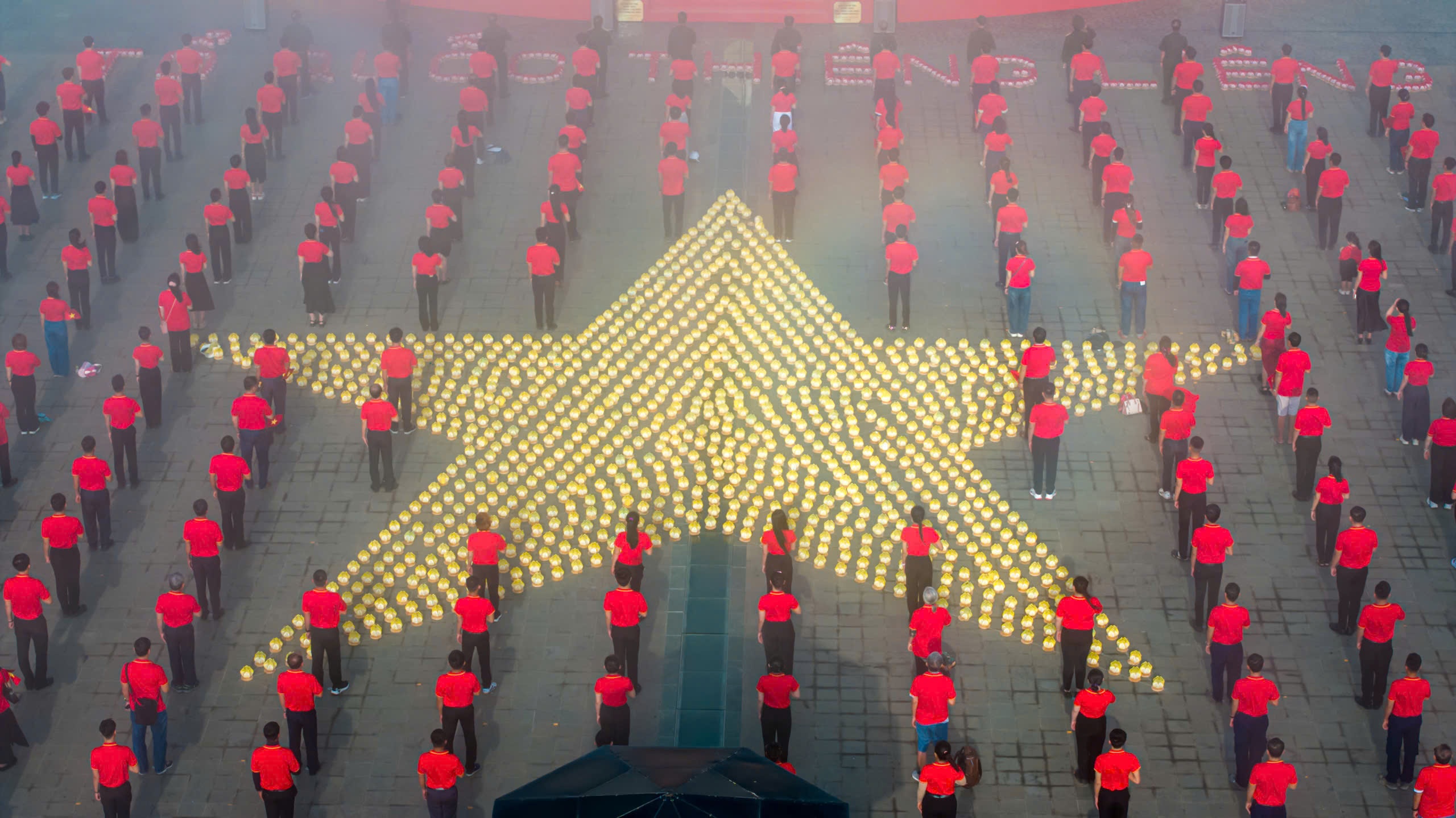 Du khách tấp nập từ TP Hồ Chí Minh về Tây Ninh “bắt trend” yêu nước trên núi Bà Đen dịp 30/4