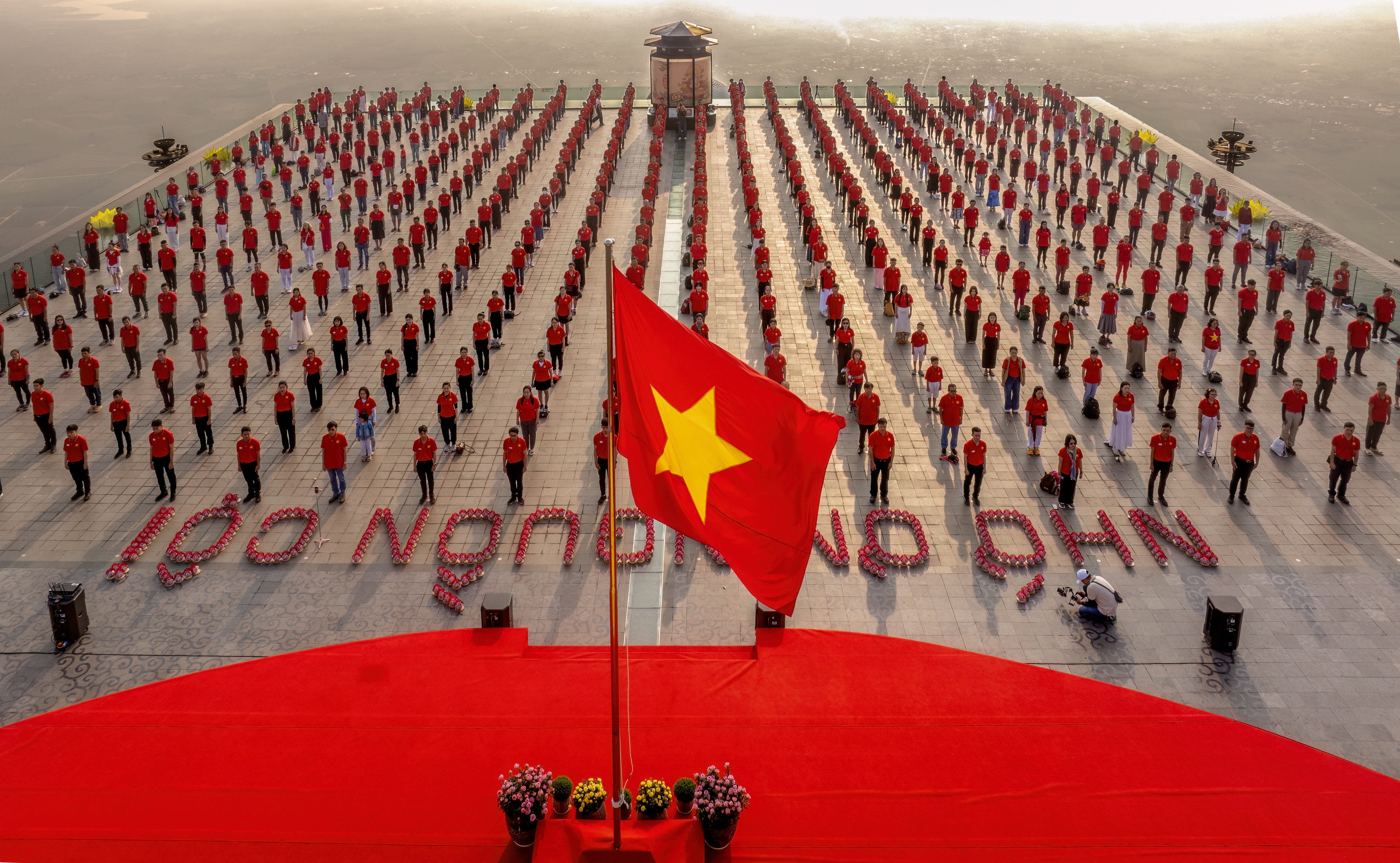 Du khách tấp nập từ TP Hồ Chí Minh về Tây Ninh “bắt trend” yêu nước trên núi Bà Đen dịp 30/4