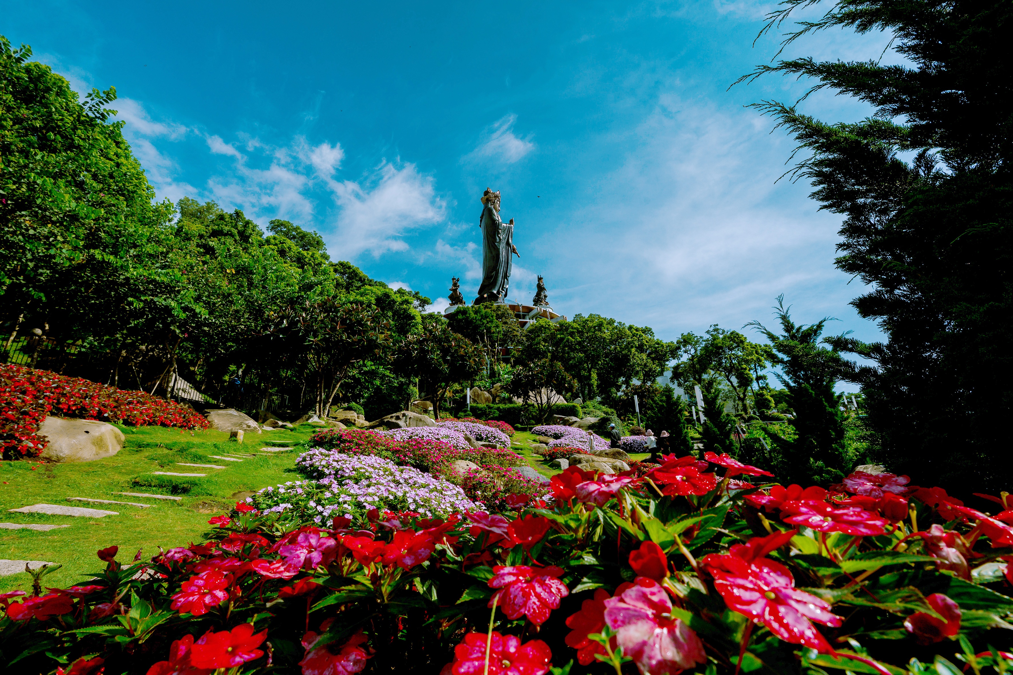 Du khách tấp nập từ TP Hồ Chí Minh về Tây Ninh “bắt trend” yêu nước trên núi Bà Đen dịp 30/4