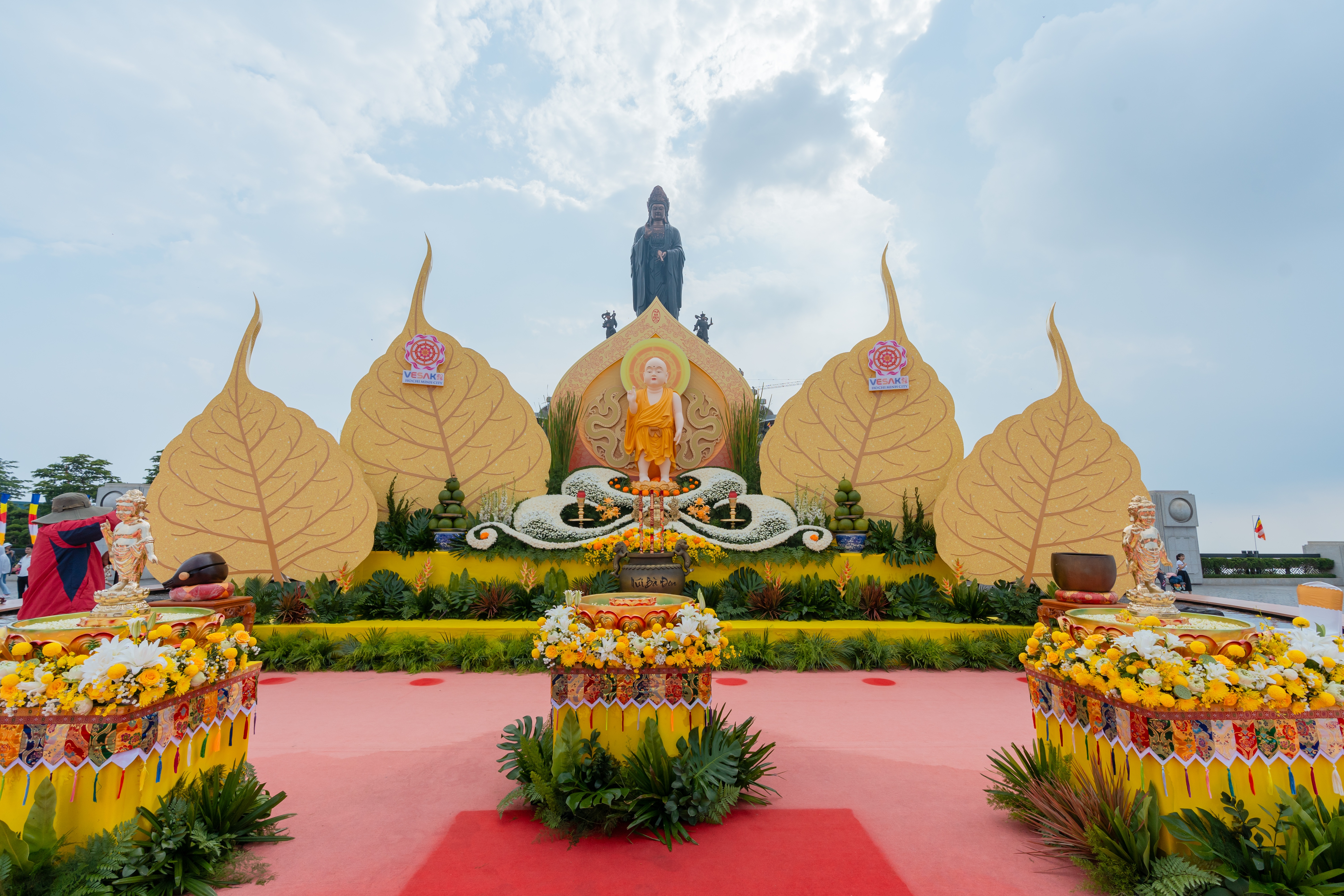 Du khách tấp nập từ TP Hồ Chí Minh về Tây Ninh “bắt trend” yêu nước trên núi Bà Đen dịp 30/4