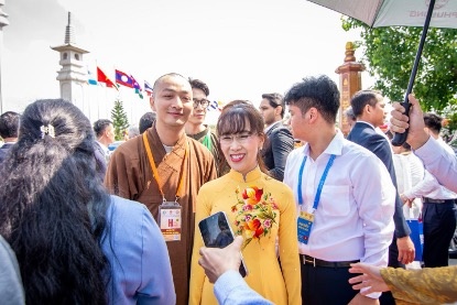 Tỷ phú Nguyễn Thị Phương Thảo tại Vesak 2025: Doanh nhân hiện đại và tinh thần Phật giáo trong thời đại mới