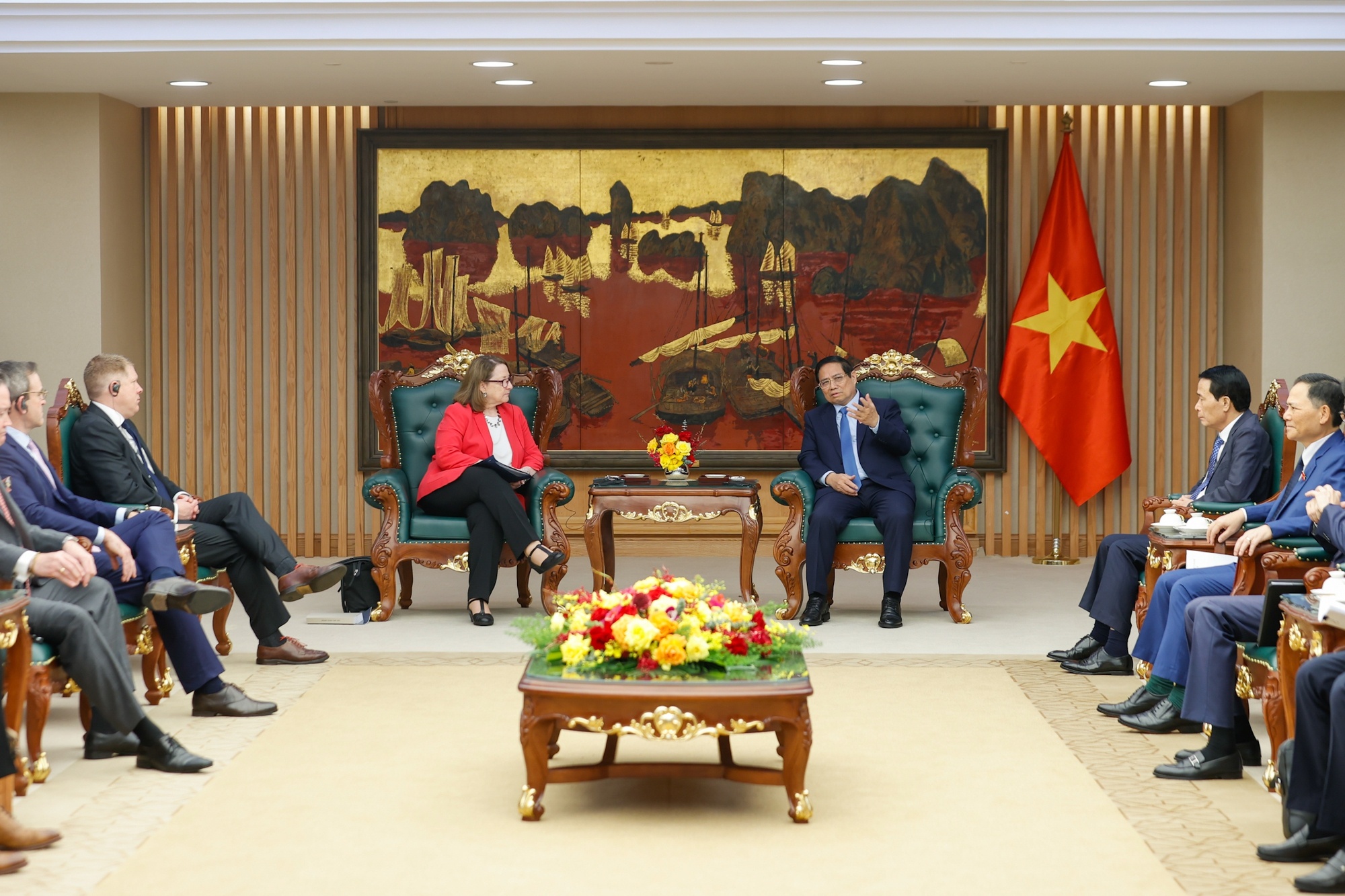 Thủ tướng tiếp Đoàn USCC của Quốc hội Hoa Kỳ, do Chủ tịch USCC Reva Price làm Trưởng đoàn - Ảnh: VGP/Nhật Bắc