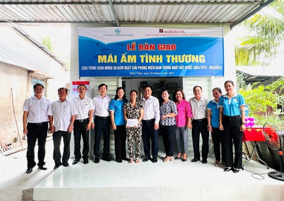 Lãnh đạo Agribank Chi nhánh TP Cần Thơ và quận Bình Thủy chụp ảnh lưu niệm cùng gia đình Lãnh đạo Agribank Chi nhánh TP Cần Thơ và quận Bình Thủy chụp ảnh lưu niệm cùng gia đình