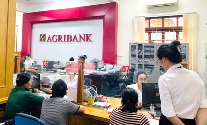 Khách hàng giao dịch tại Agribank chi nhánh Lam Sơn