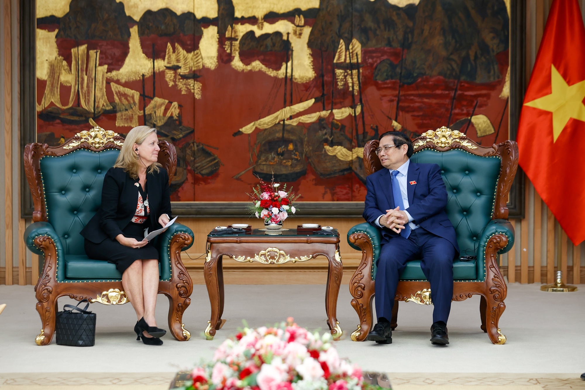 Thủ tướng cũng đề nghị WB dành hỗ trợ, nguồn vốn cho cả khu vực Nhà nước và khu vực tư nhân. Đặc biệt, Thủ tướng đề nghị WB hỗ trợ vốn để Việt Nam triển khai dự án đầu tư xây dựng tuyến đường sắt tốc độ cao trục Bắc-Nam dự kiến khởi công vào năm 2026 với 