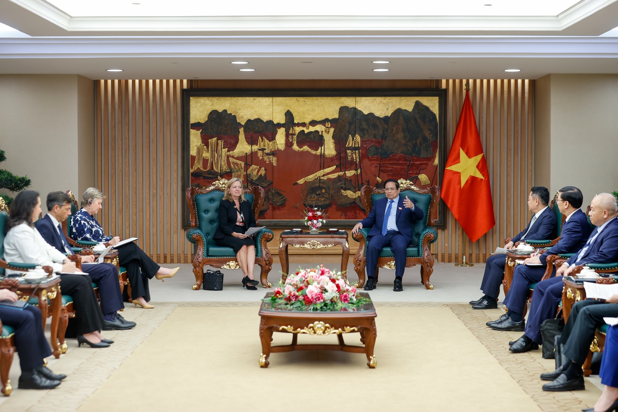 Bà Mariam J. Sherman thống nhất với những ưu tiên của Chính phủ Việt Nam, cho biết sẽ báo cáo lên Chủ tịch WB các ý kiến này, đặc biệt là phát triển hạ tầng chiến lược, hỗ trợ khu vực tư nhân… - Ảnh: VGP/Nhật Bắc