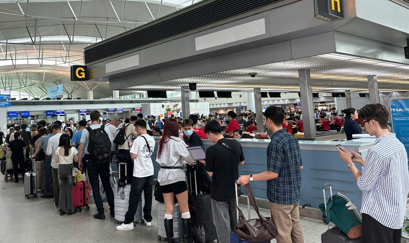 UBND TP. Hồ Chí Minh yêu cầu 100% các đơn vị quản lý sân bay, bến cảng và cửa khẩu trên địa bàn thành phố phải hoàn thành việc ứng dụng công nghệ sinh trắc học trên nền tảng ứng dụng định danh điện tử quốc gia (VneID) trong quý II năm 2025 UBND TP. Hồ Chí Minh yêu cầu 100% các đơn vị quản lý sân bay, bến cảng và cửa khẩu trên địa bàn thành phố phải hoàn thành việc ứng dụng công nghệ sinh trắc học trên nền tảng ứng dụng định danh điện tử quốc gia (VneID) trong quý II năm 2025