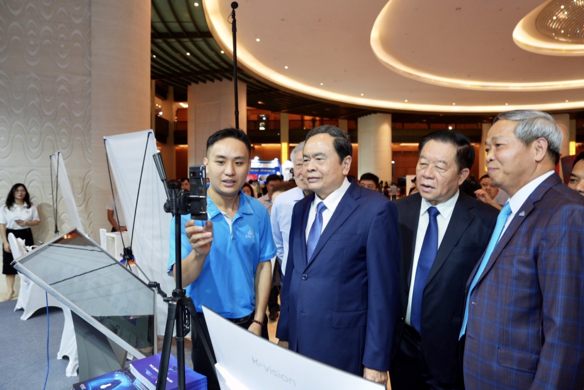 Chủ tịch quốc hội Chu Huy Mẫn nghe giới thiệu công nghệ tại gian hàng công ty CMC