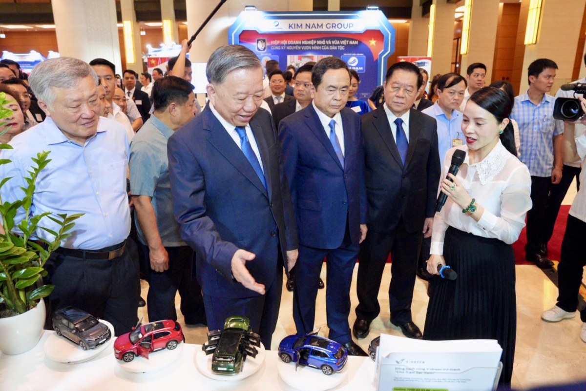 Tổng bí thư Tô Lâm thăm gian hàng tại công ty xanh SM - tập đoàn Vingroup 