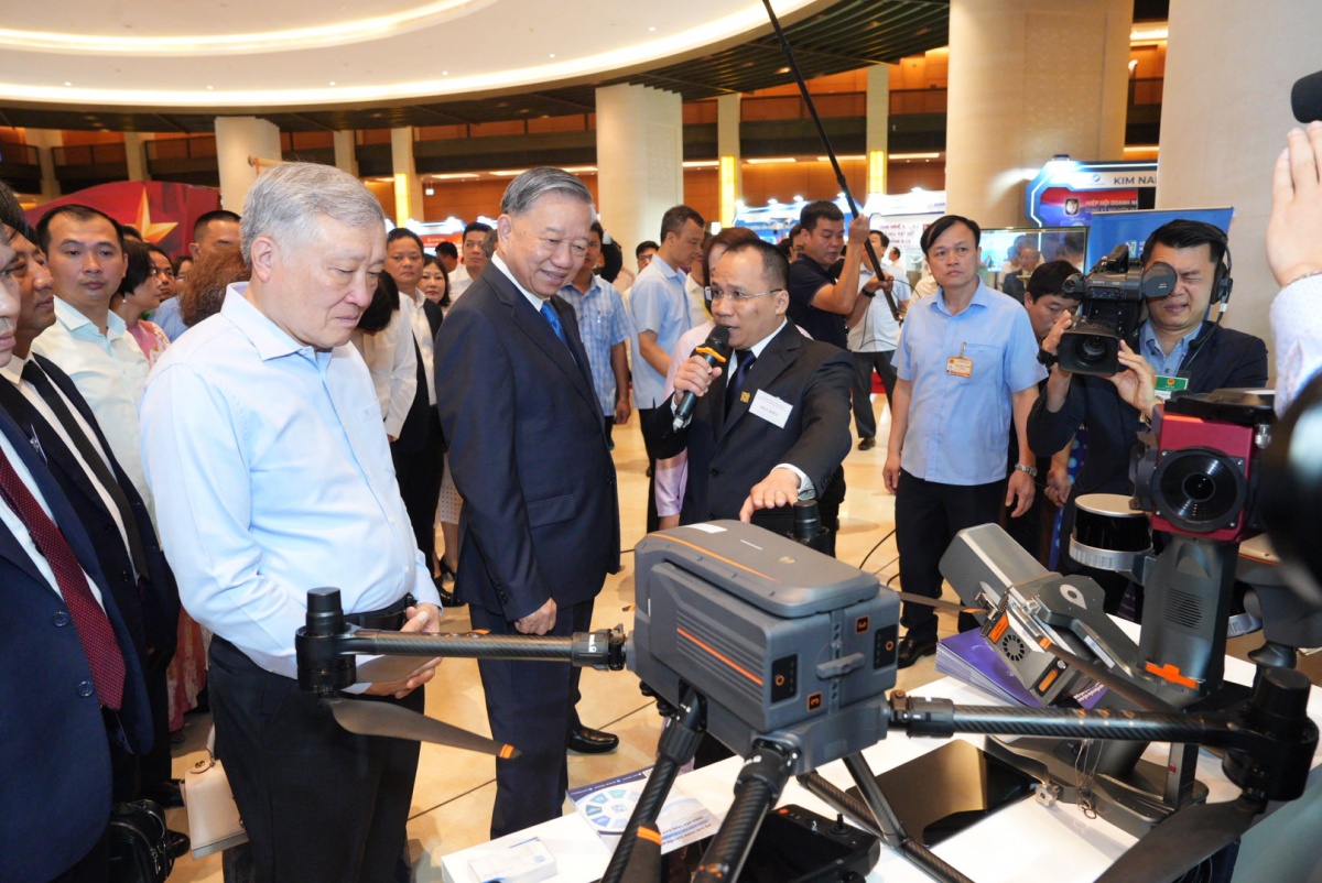 Tổng bí thư Tô Lâm nghe giới thiệu về UAV tại gian hàng của tập đoàn CT group