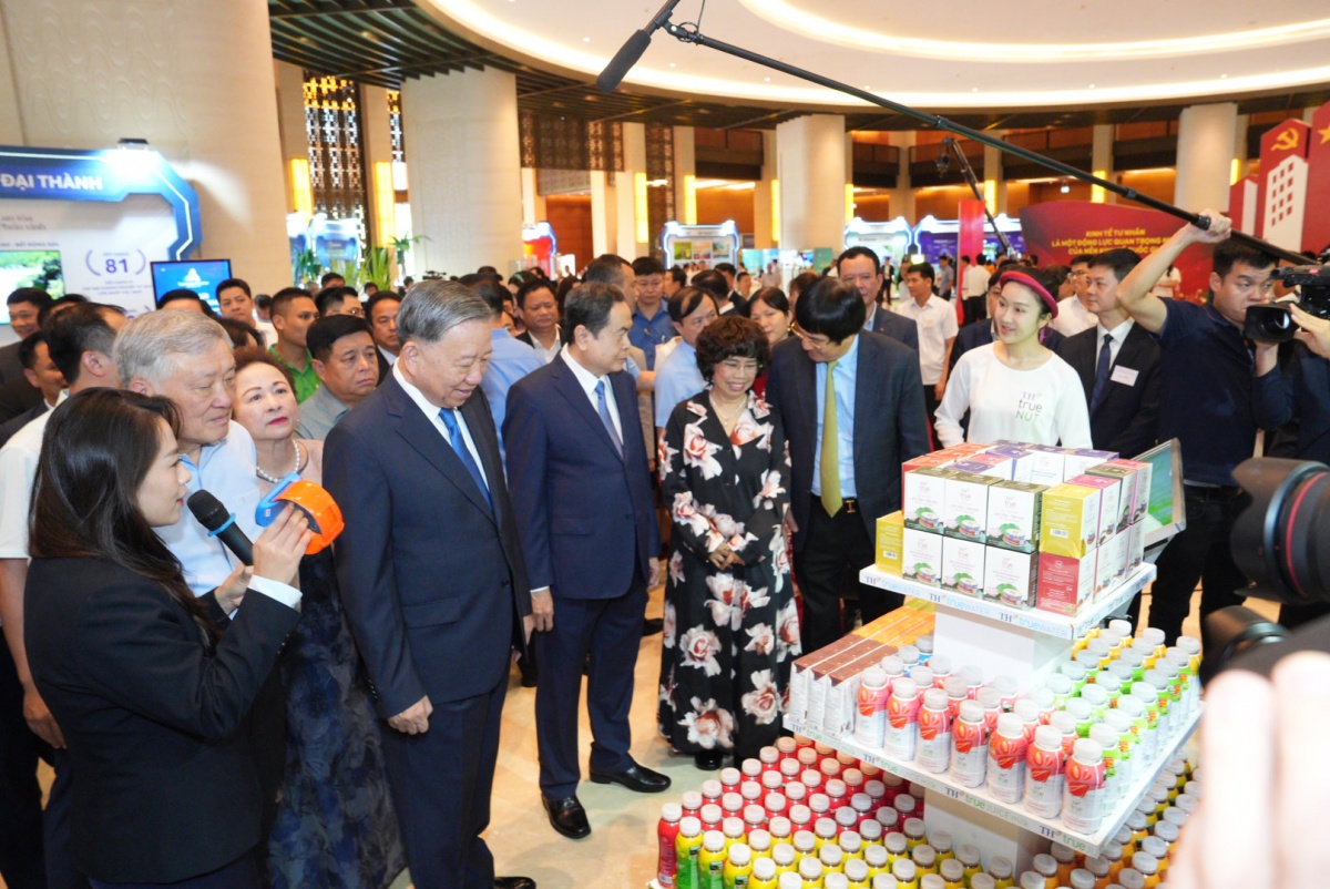 Tổng bí thư Tô Lâm thăm gian hàng của công ty sữa TH