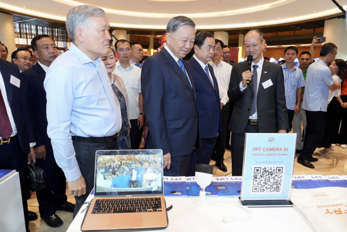 Tổng bí thư Tô Lâm thăm gian hàng của tập đoàn FPT