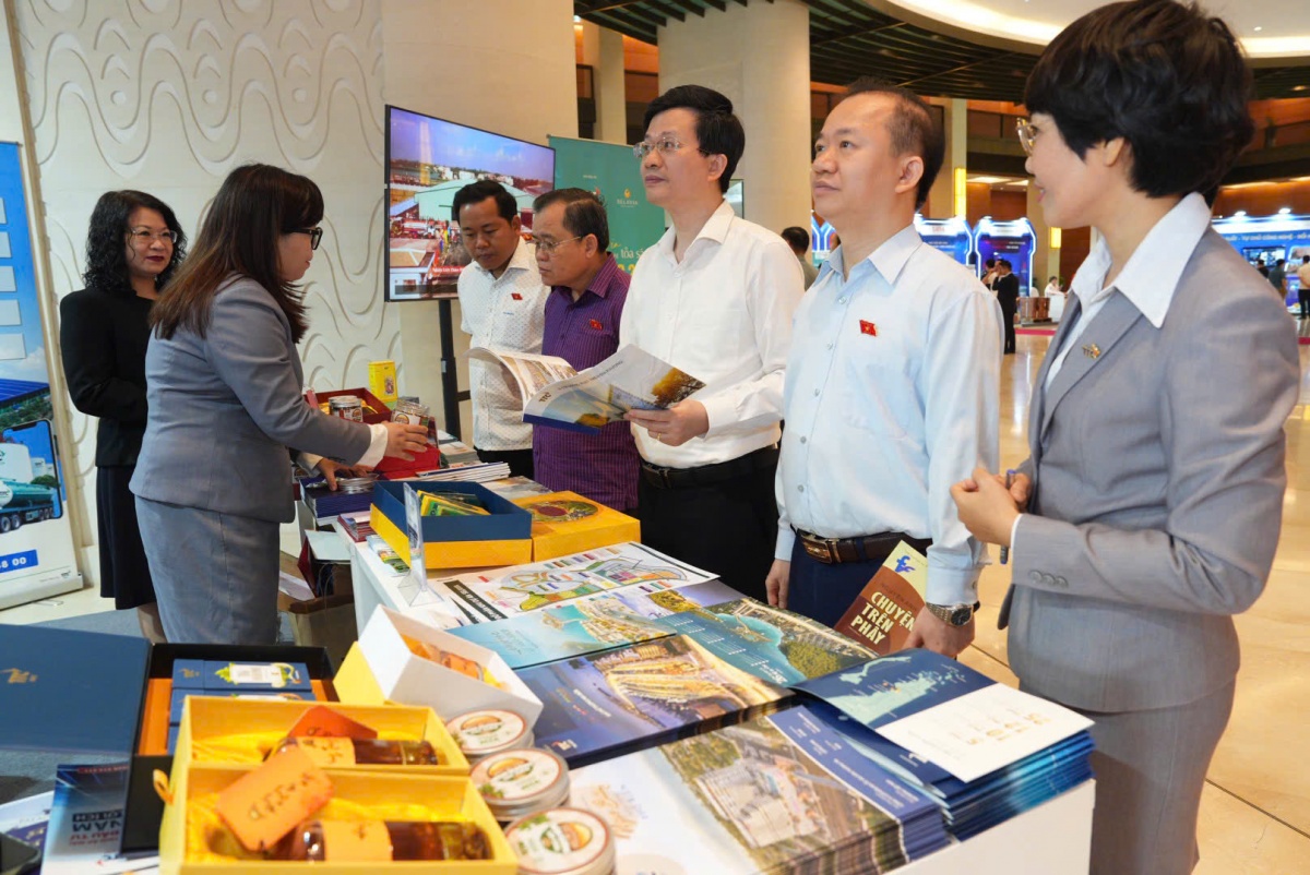 Khách hàng thăm quan gian hàng tại công tập đoàn TTC