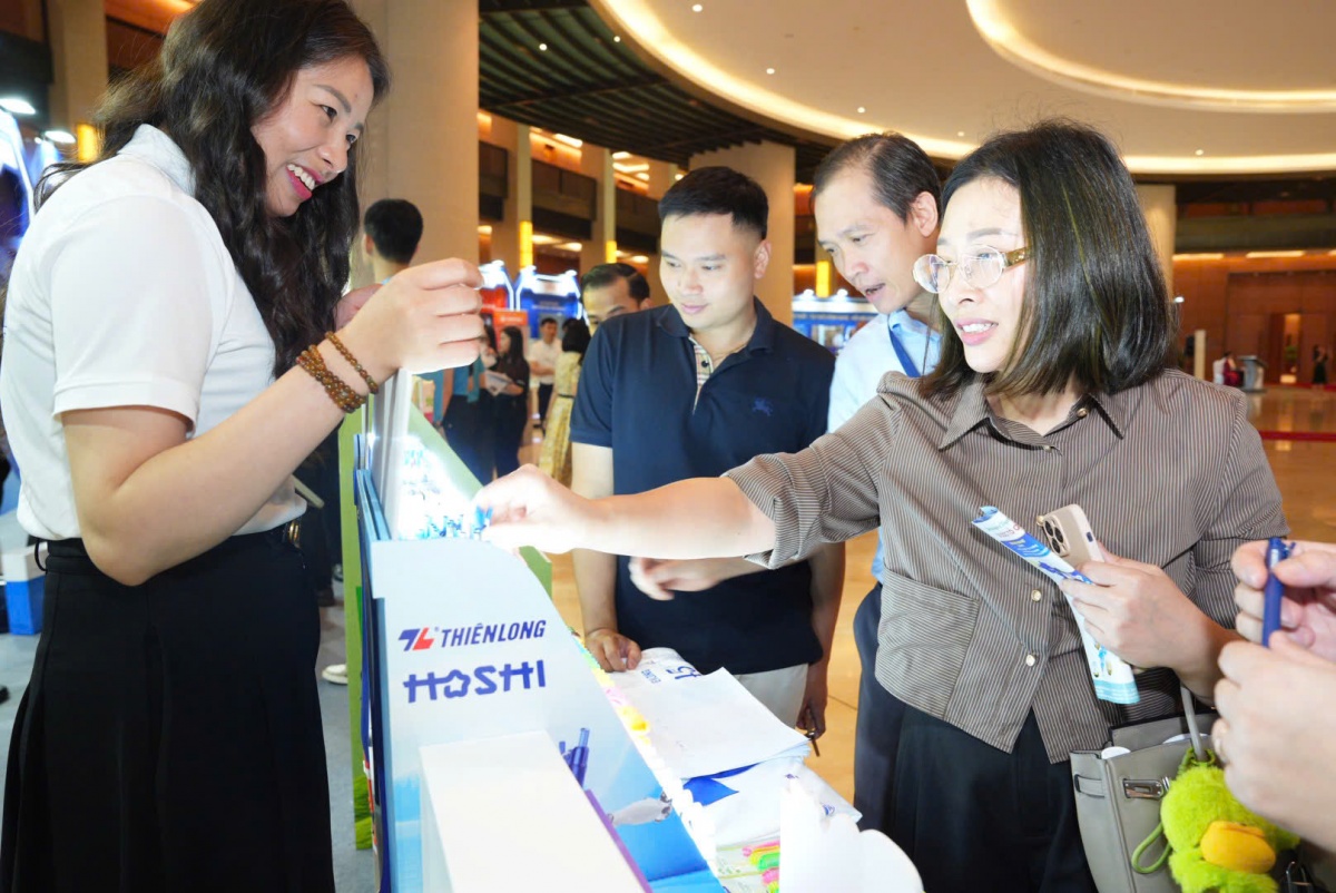 Khách hàng thăm quan gian hàng của công ty bút máy