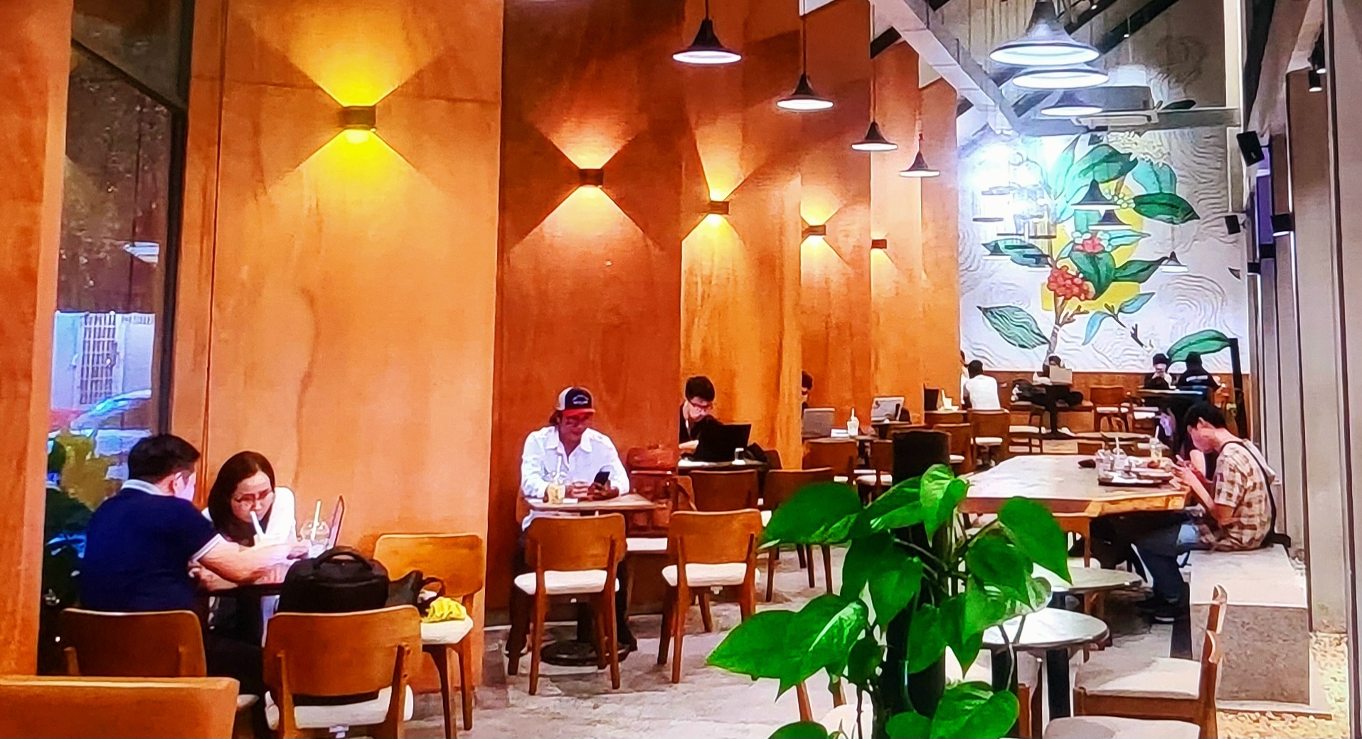 việc ứng dụng công nghệ còn giúp đơn vị vận hành coworking giảm chi phí