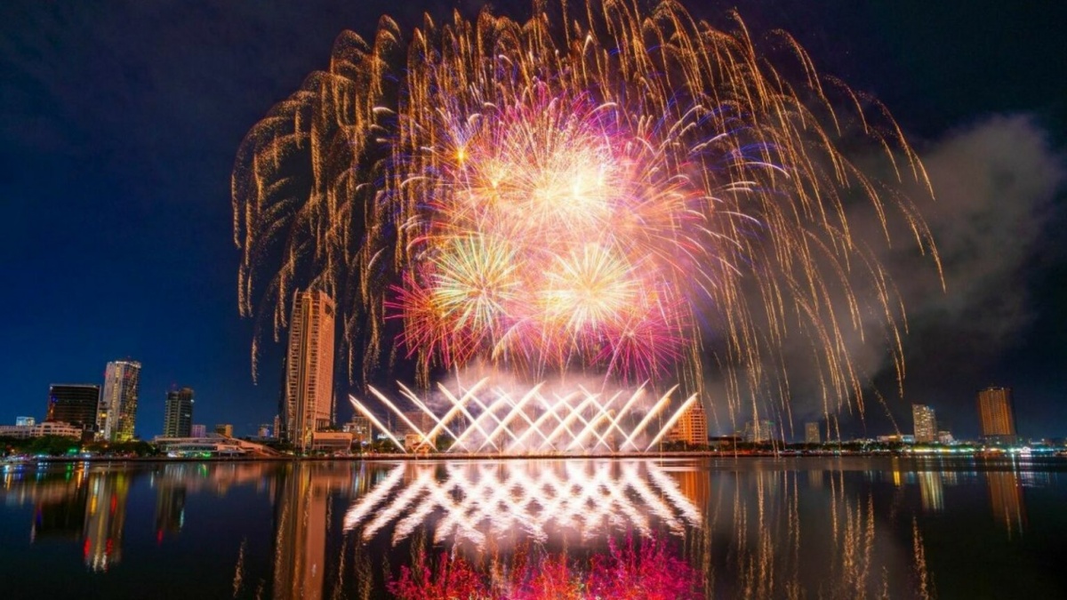 Sáng  chơi golf, tối xem  pháo hoa