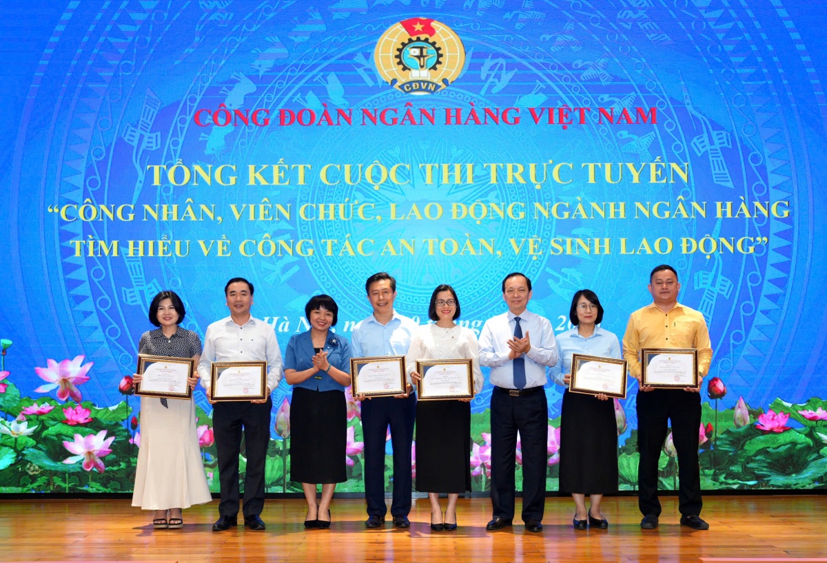 Trao giải nhất, nhì, ba và khuyến khích cho tập thể đạt thành tích cuộc thi trực tuyến “CNVCLĐ ngành Ngân hàng tìm hiểu về công tác An toàn vệ sinh lao động” năm 2025 Trao giải nhất, nhì, ba và khuyến khích cho tập thể đạt thành tích cuộc thi trực tuyến “CNVCLĐ ngành Ngân hàng tìm hiểu về công tác An toàn vệ sinh lao động” năm 2025