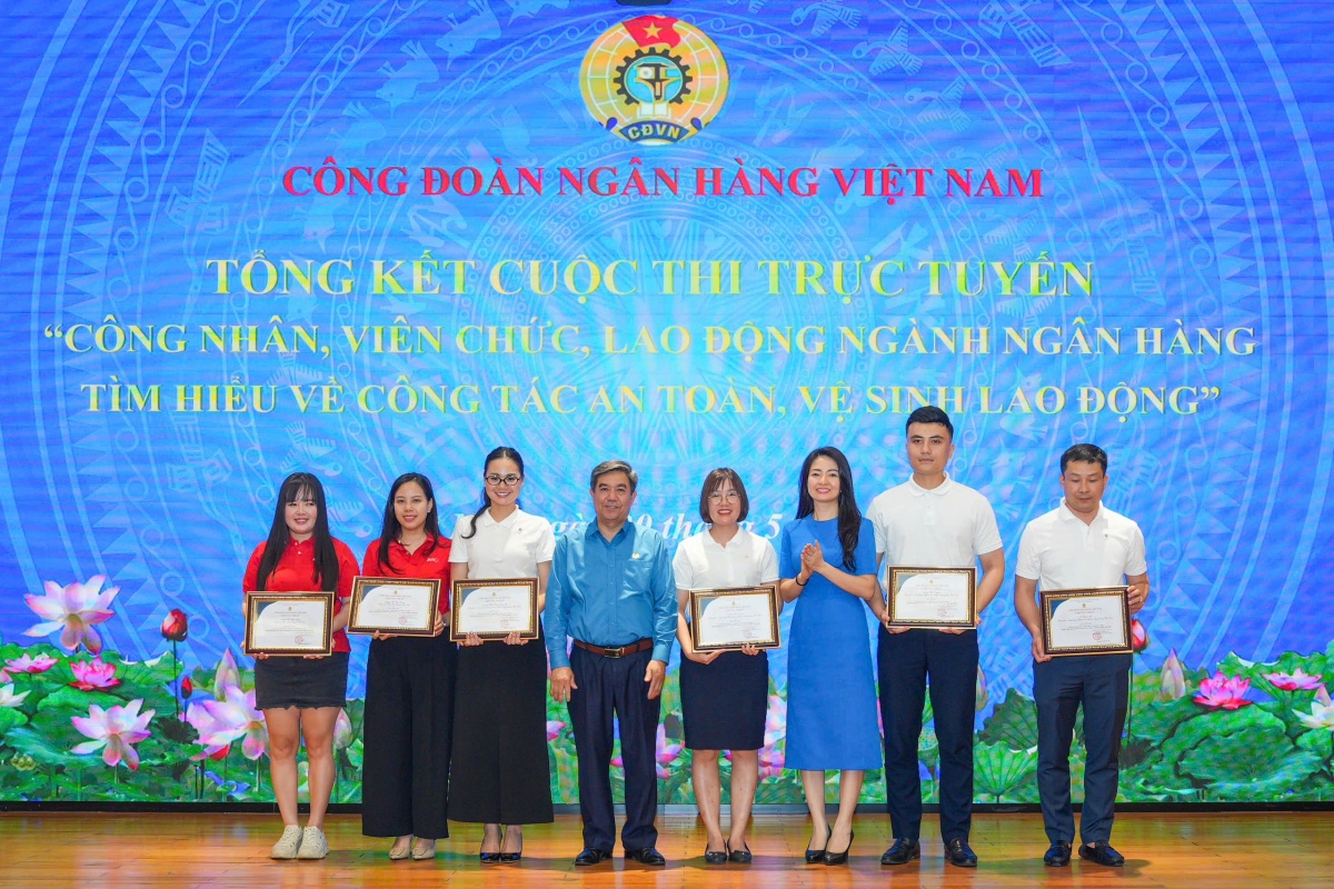 Trao giải nhất, nhì và ba cho các cá nhân trong cuộc thi trực tuyến “CNVCLĐ ngành Ngân hàng tìm hiểu về công tác An toàn vệ sinh lao động” năm 2025 Trao giải nhất, nhì và ba cho các cá nhân trong cuộc thi trực tuyến “CNVCLĐ ngành Ngân hàng tìm hiểu về công tác An toàn vệ sinh lao động” năm 2025