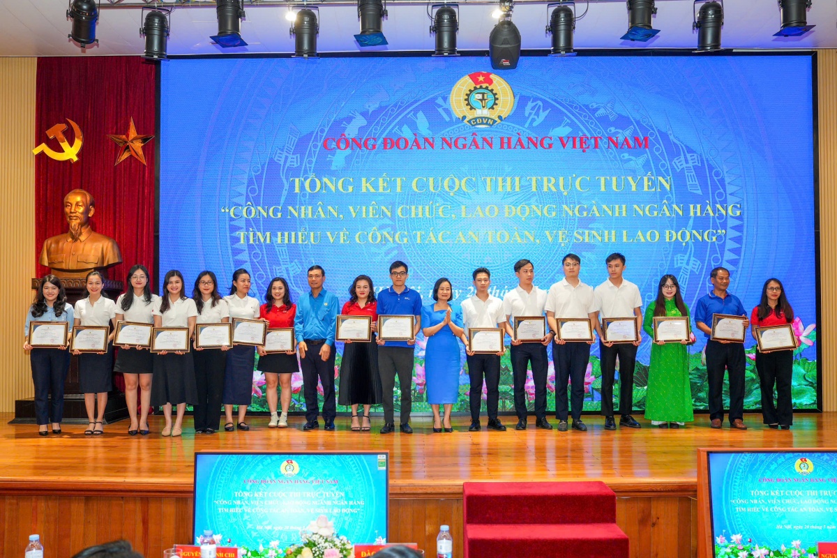 Trao giải khuyến khích cho các cá nhân đạt thành tích trong cuộc thi trực tuyến “CNVCLĐ ngành Ngân hàng tìm hiểu về công tác An toàn vệ sinh lao động” năm 2025 Trao giải khuyến khích cho các cá nhân đạt thành tích trong cuộc thi trực tuyến “CNVCLĐ ngành Ngân hàng tìm hiểu về công tác An toàn vệ sinh lao động” năm 2025