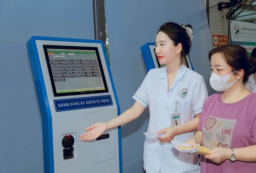 Triển khai kiosk đăng ký khám bệnh tự động tại Bệnh viện Đức Giang. Ảnh: congannhandan.com.vn