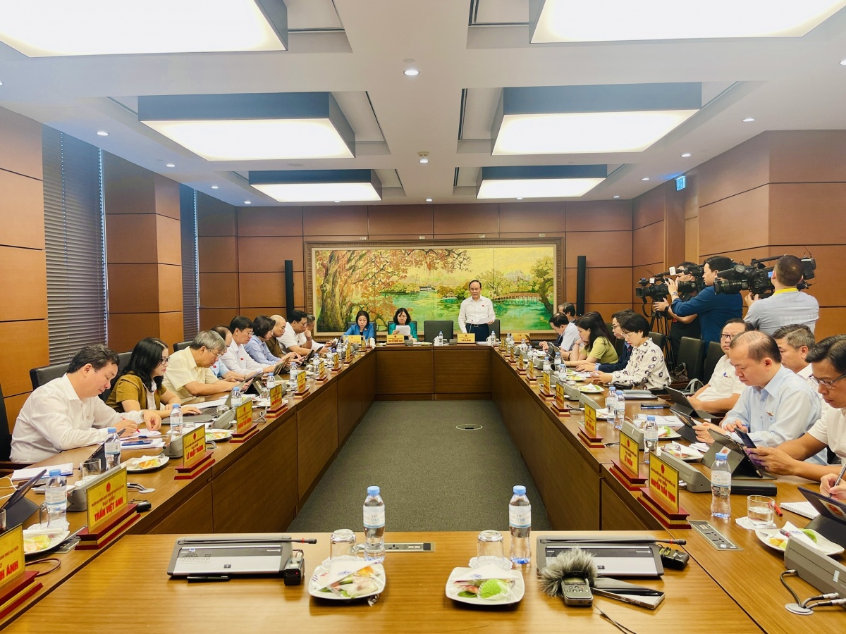 Quang cảnh thảo luận ở tổ đoàn đại biểu Quốc hội TP Hà Nội Quang cảnh thảo luận ở tổ đoàn đại biểu Quốc hội TP Hà Nội