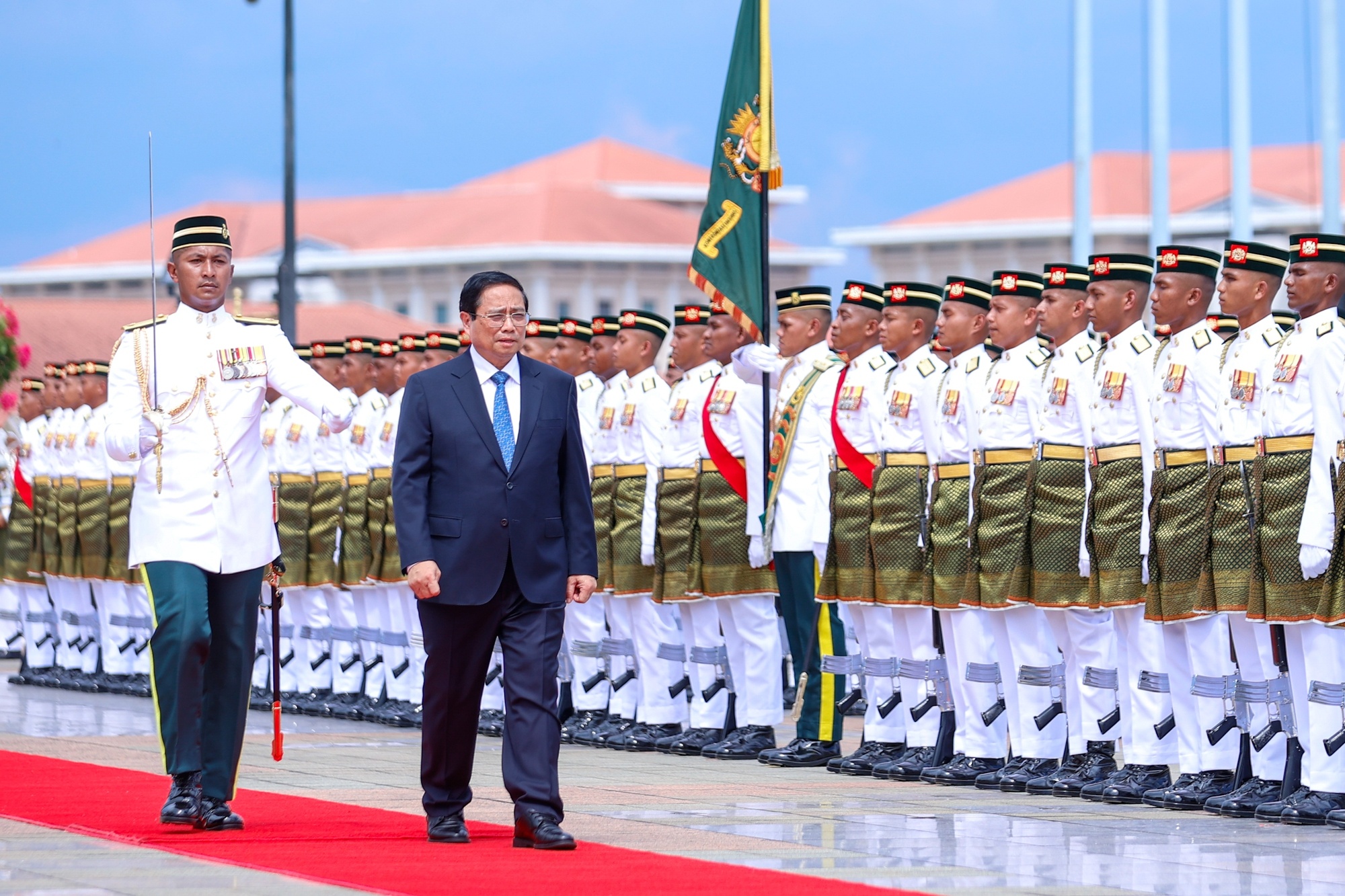 Thủ tướng Phạm Minh Chính duyệt Đội danh dự - Ảnh: VGP/Nhật Bắc