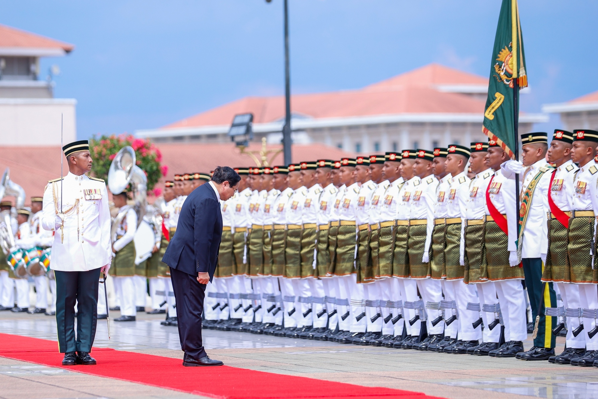 Thủ tướng Anwar Ibrahim chủ trì lễ đón Thủ tướng Phạm Minh Chính thăm chính thức Malaysia