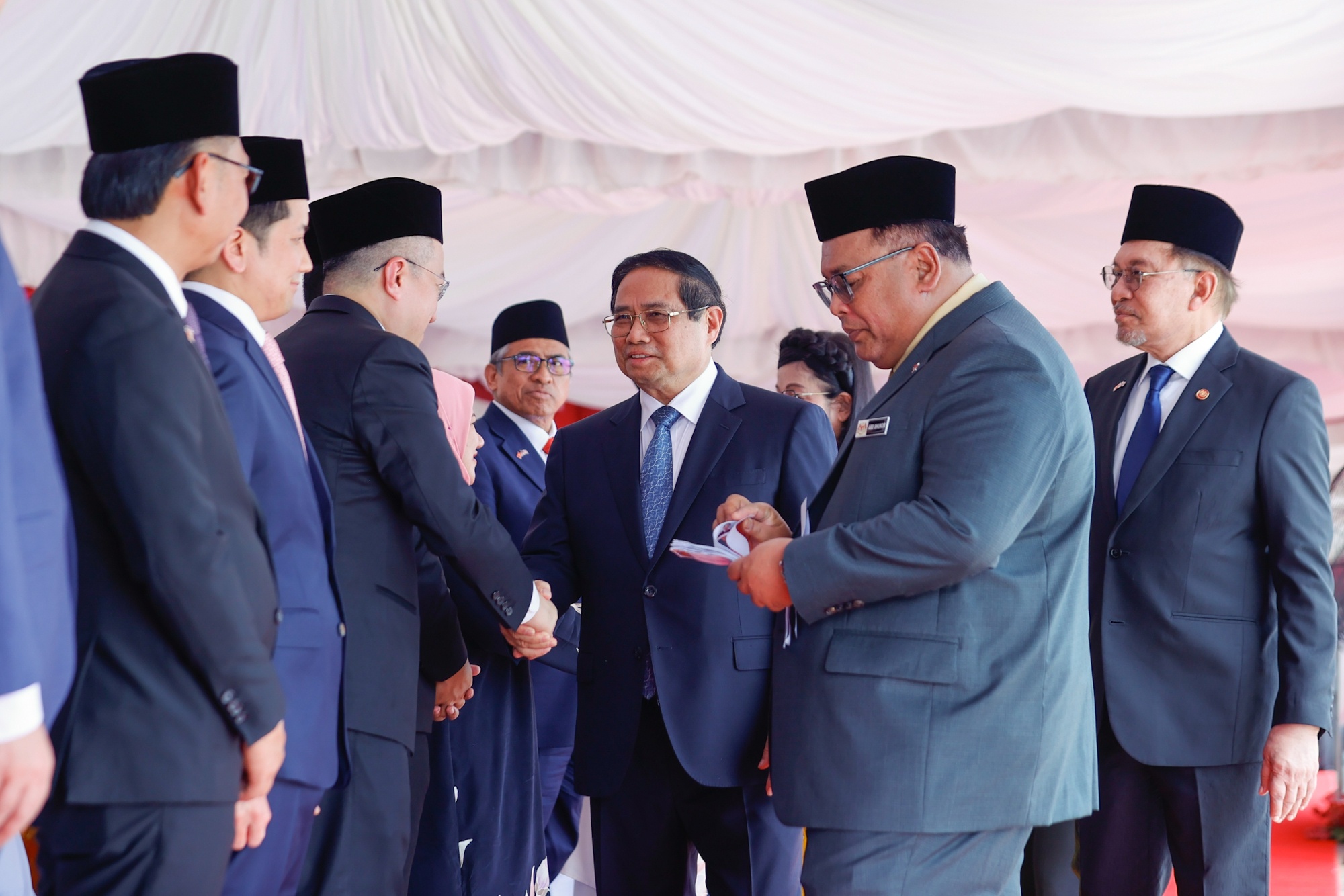Thủ tướng Anwar Ibrahim và Phu nhân giới thiệu với Thủ tướng Phạm Minh Chính và Phu nhân về đoàn đại biểu Malaysia dự lễ đón - Ảnh: VGP/Nhật Bắc
