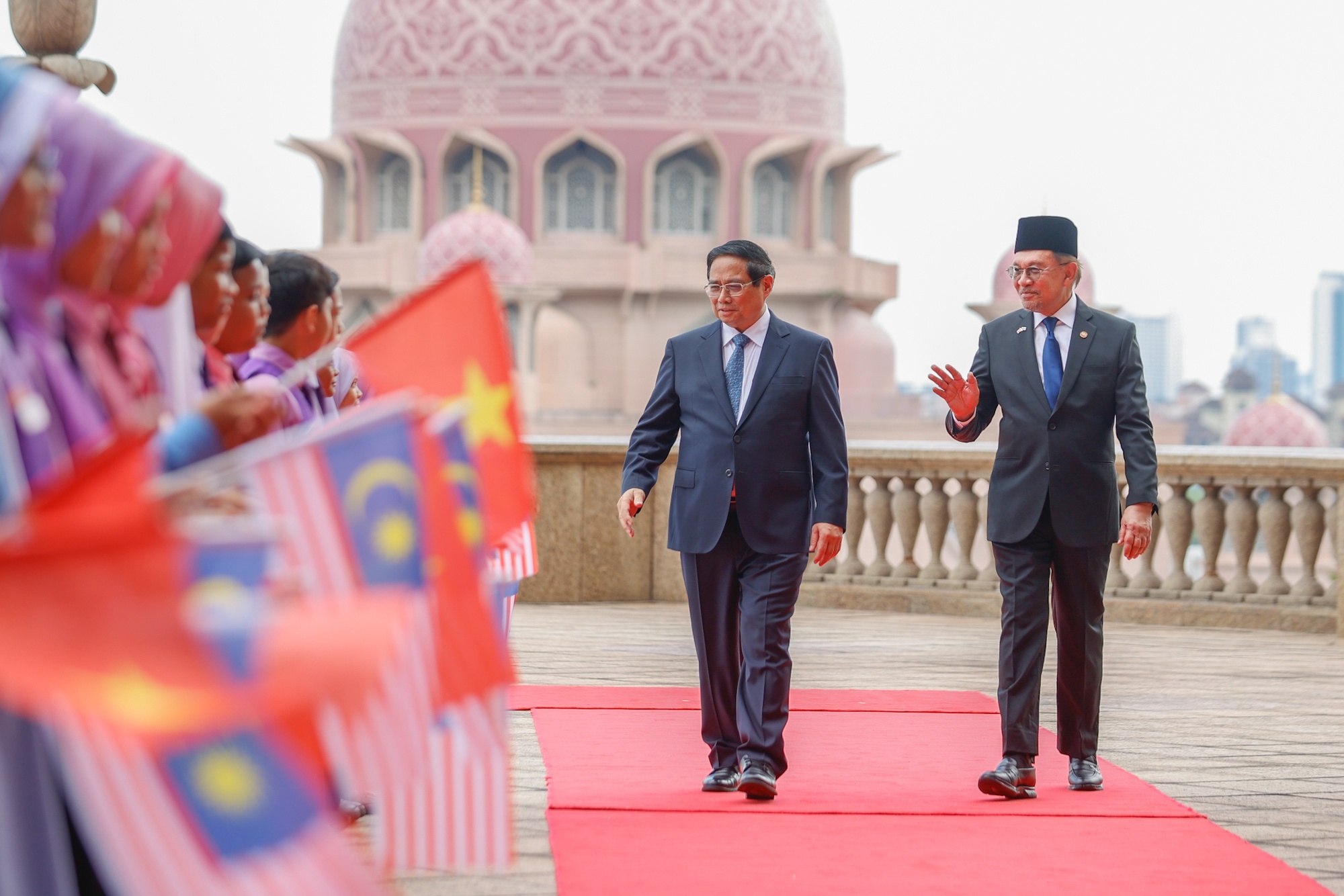 Đây là chuyến thăm đầu tiên của Thủ tướng Chính phủ Việt Nam đến Malaysia sau 10 năm và là chuyến thăm Malaysia đầu tiên của lãnh đạo chủ chốt Việt Nam sau khi hai nước nâng cấp quan hệ lên Đối tác Chiến lược toàn diện vào tháng 11/2024 - Ảnh: VGP/Nhật Bắ