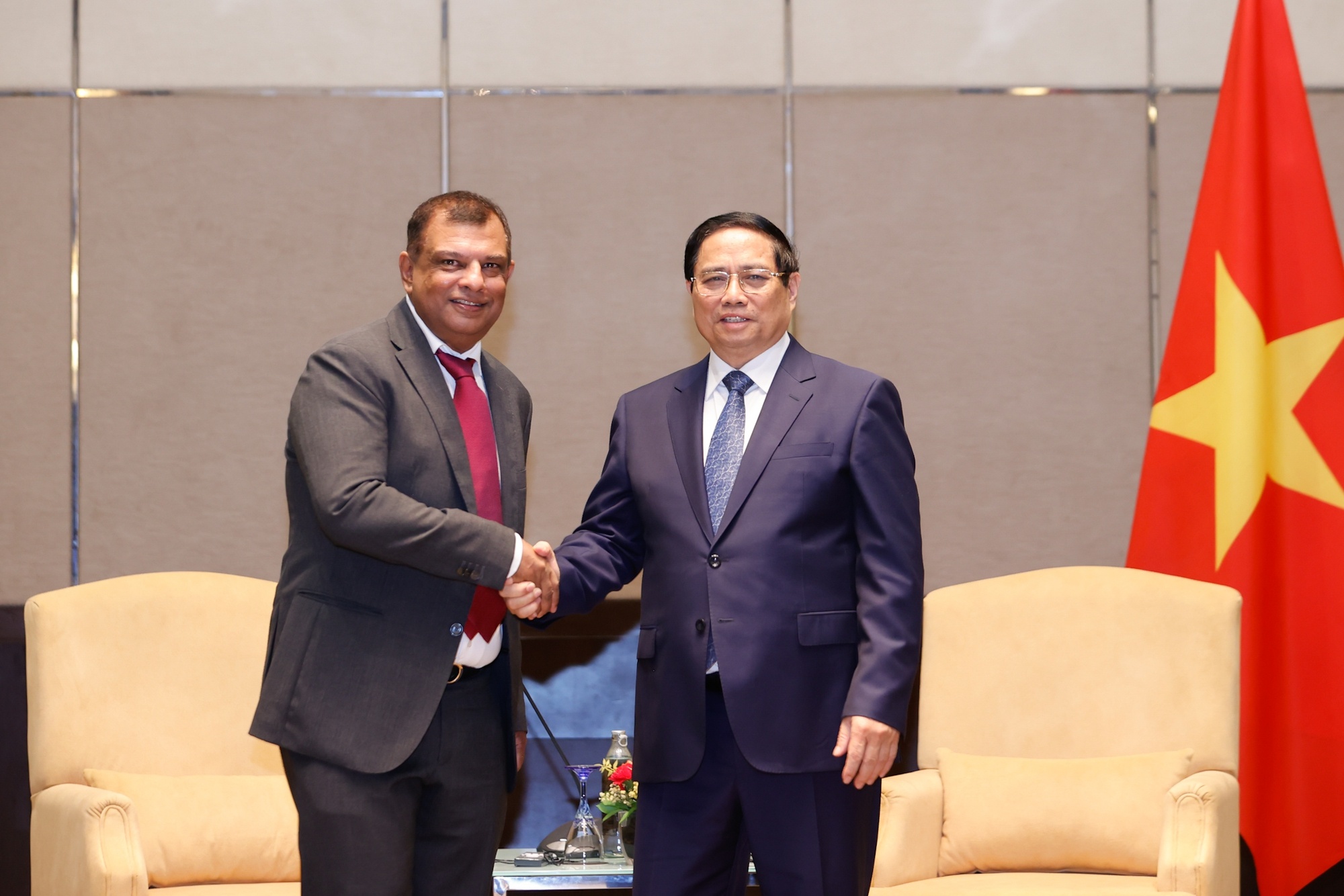 Thủ tướng Phạm Minh Chính và ông Tony Fernandes, Nhà sáng lập, kiêm Chủ tịch Tập đoàn Capital A - Ảnh: VGP/Nhật Bắc
