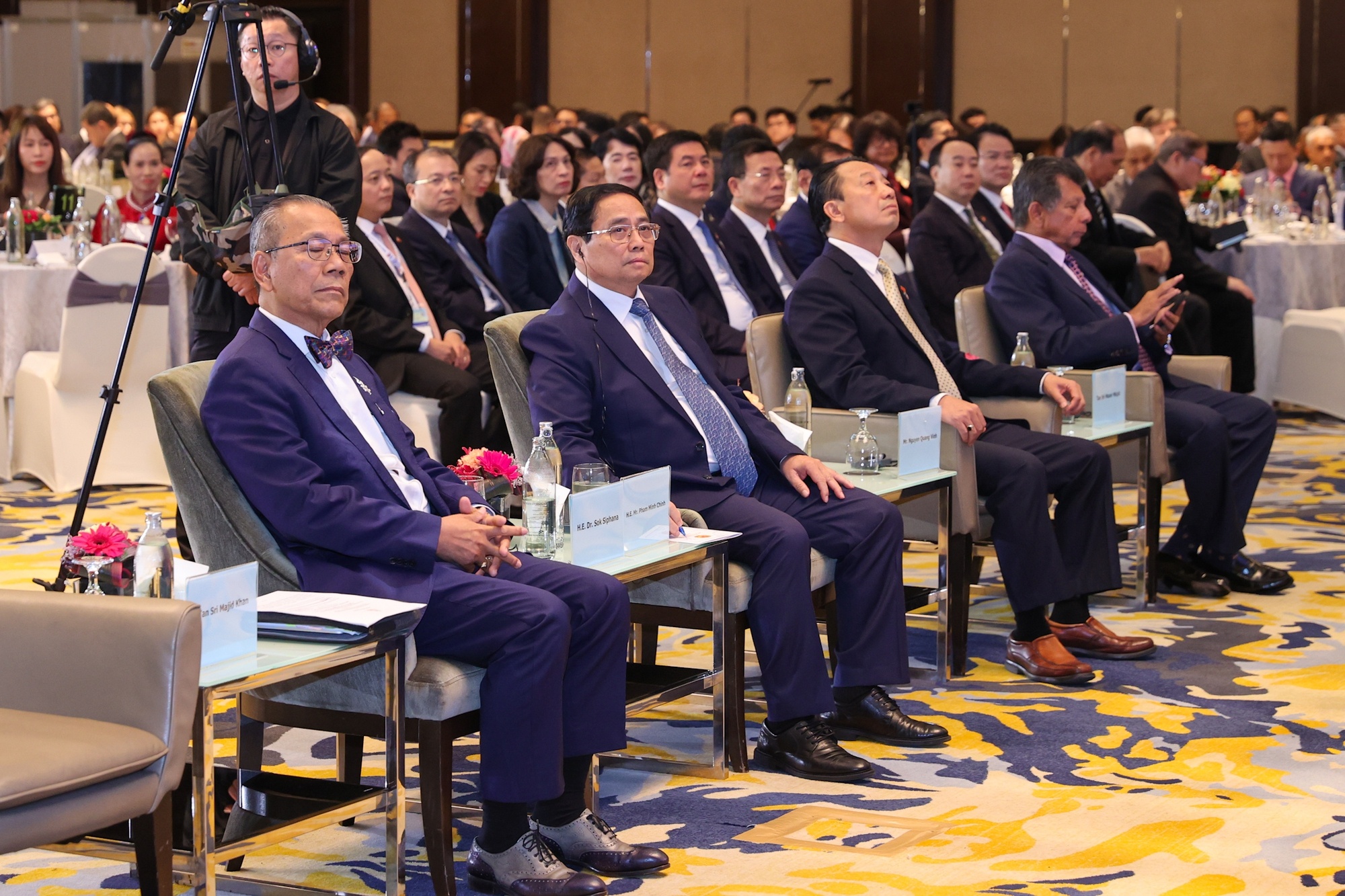 Thủ tướng khẳng định Việt Nam cam kết bảo đảm quyền tài sản, quyền tự do kinh doanh, tiếp cận bình đẳng các nguồn lực của các doanh nghiệp, nhà đầu tư, bảo đảm các quyền lợi và lợi ích chính đáng, hợp pháp của các nhà đầu tư; không hình sự hóa các quan hệ