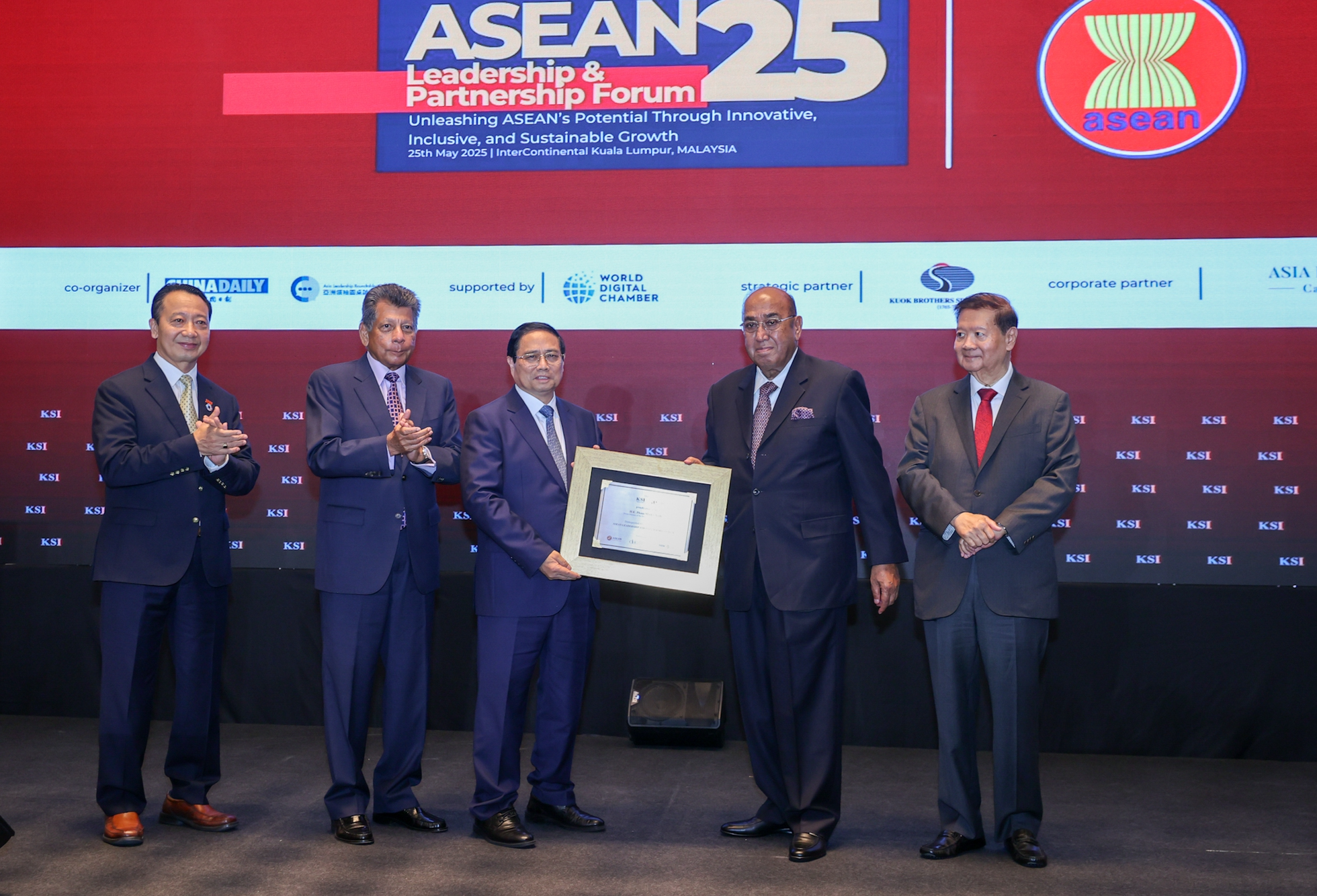 Viện KSI vinh danh Thủ tướng Phạm Minh Chính là Nhà Lãnh đạo ASEAN tiêu biểu năm 2025. Thủ tướng trân trọng cảm ơn và cho rằng đây là giải thưởng dành cho nhân dân, đất nước Việt Nam mà ông là người thay mặt để đón nhận - Ảnh: VGP/Nhật Bắc