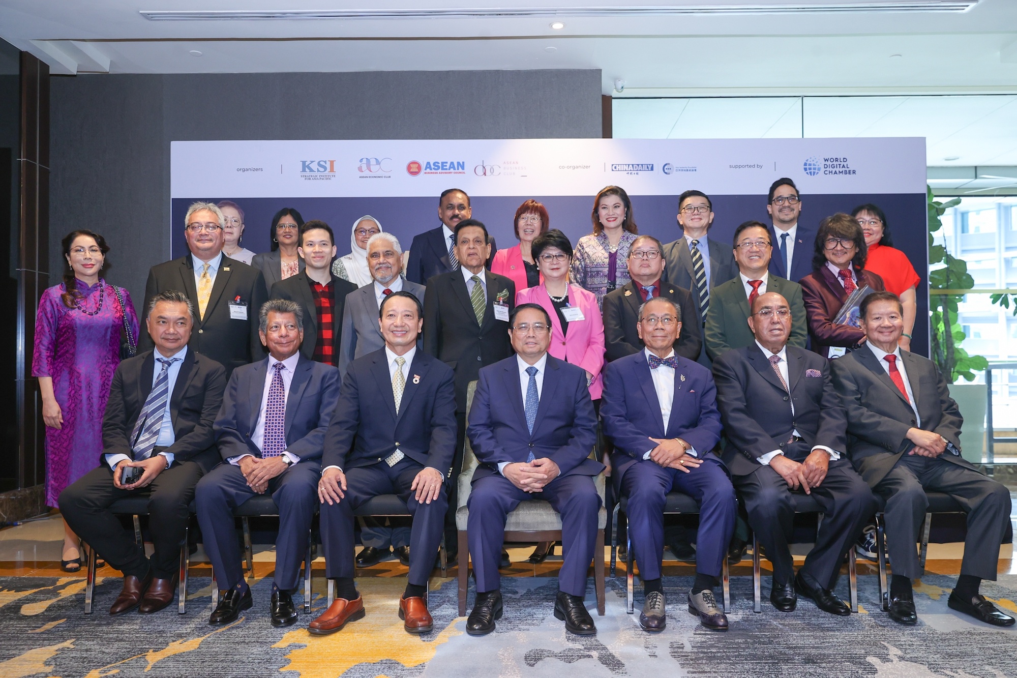 Thủ tướng chụp ảnh lưu niệm với các đại biểu dự Diễn đàn - Ảnh: VGP/Nhật Bắc