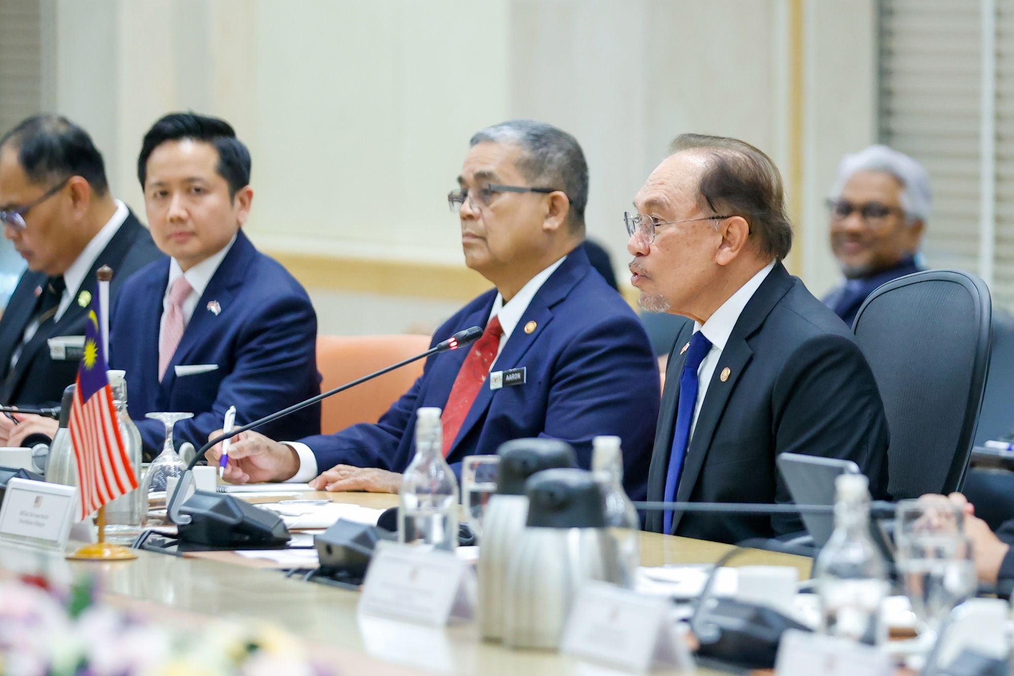 Thủ tướng Anwar Ibrahim bày tỏ sự ngưỡng mộ trước những thành tựu to lớn mà Việt Nam đạt được trong công cuộc đổi mới và phát triển đất nước - Ảnh: VGP/Nhật Bắc