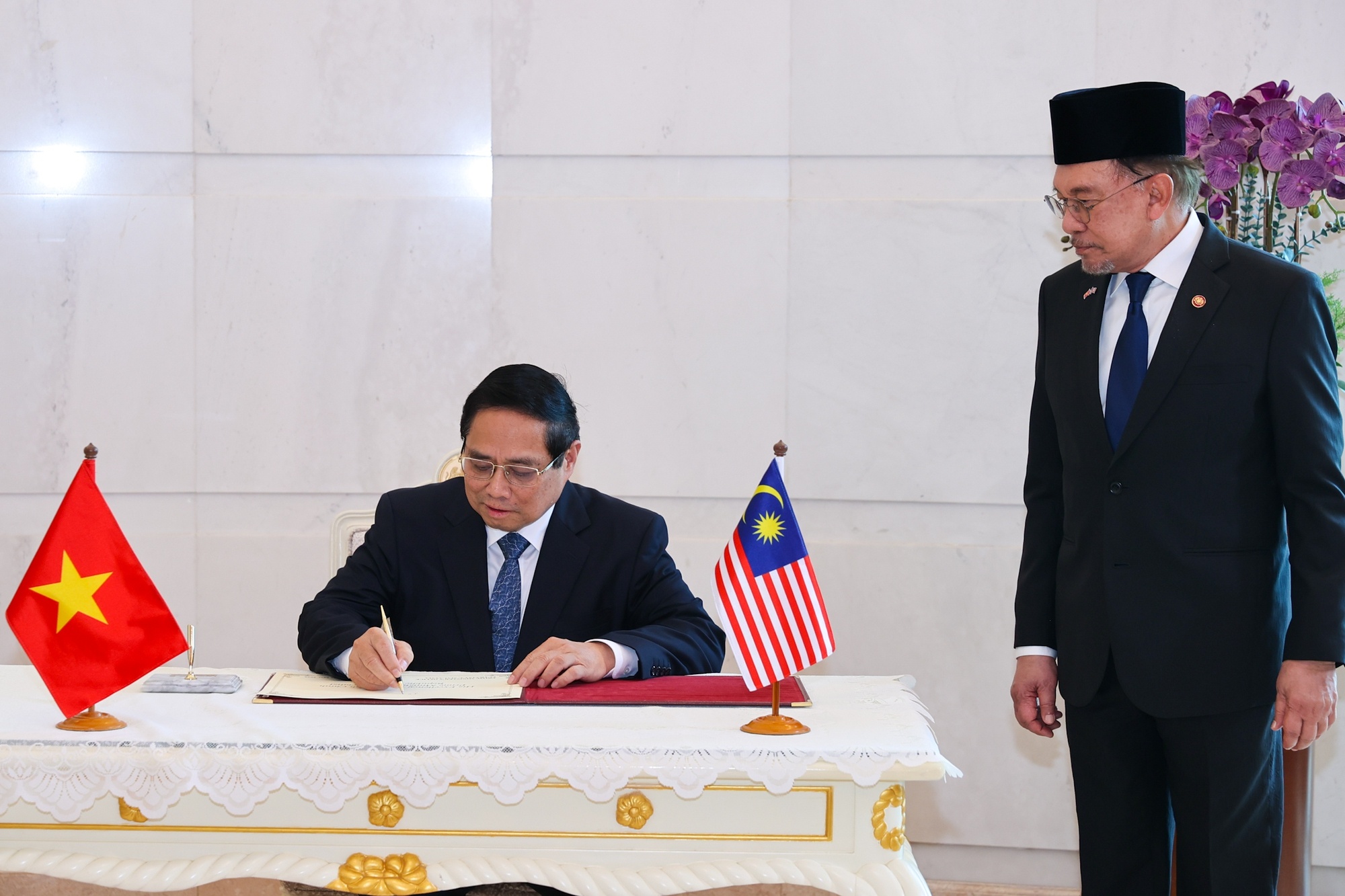 Thủ tướng Phạm Minh Chính ký sổ lưu niệm tại Phủ Thủ tướng Malaysia - Ảnh: VGP/Nhật Bắc