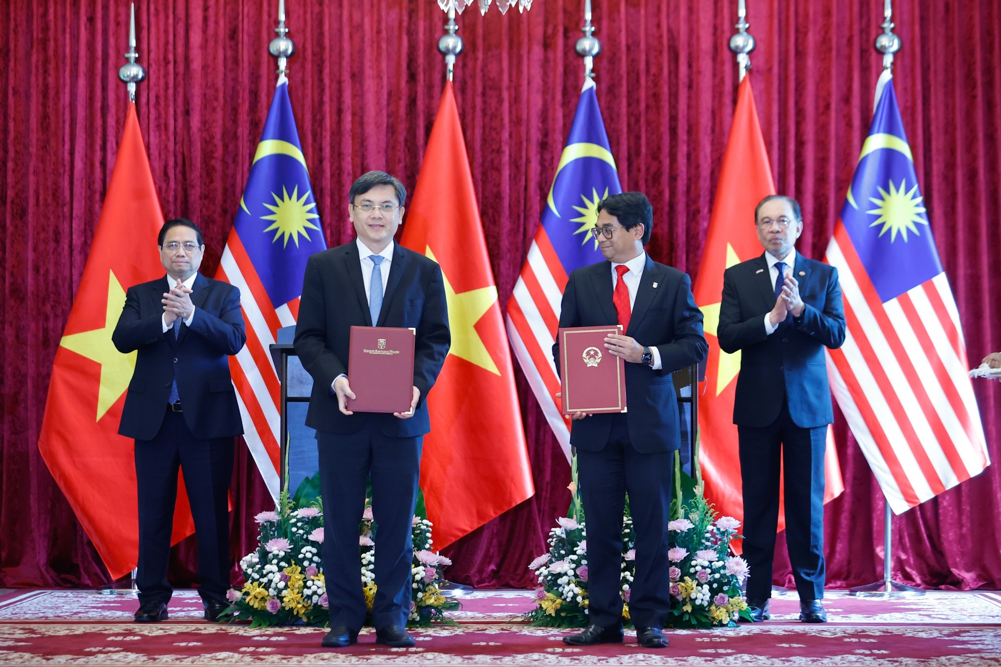 Thủ tướng Phạm Minh Chính và Thủ tướng Malaysia Anwar Ibrahim chứng kiến trao Ý định thư hợp tác giữa Đại học Quốc gia TP. Hồ Chí Minh và Đại học Quốc gia Malaysia - Ảnh: VGP/Nhật Bắc