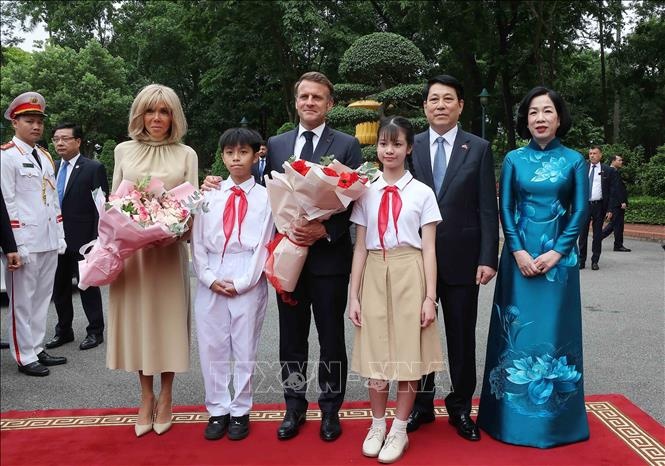 Chủ tịch nước Lương Cường và Phu nhân đón Tổng thống Pháp Emmanuel Macron và Phu nhân. Ảnh: TTXVN