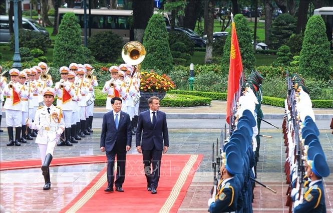 Chủ tịch nước Lương Cường và Tổng thống Pháp Emmanuel Macron duyệt Đội danh dự Quân đội nhân dân Việt Nam. Ảnh: TTXVN